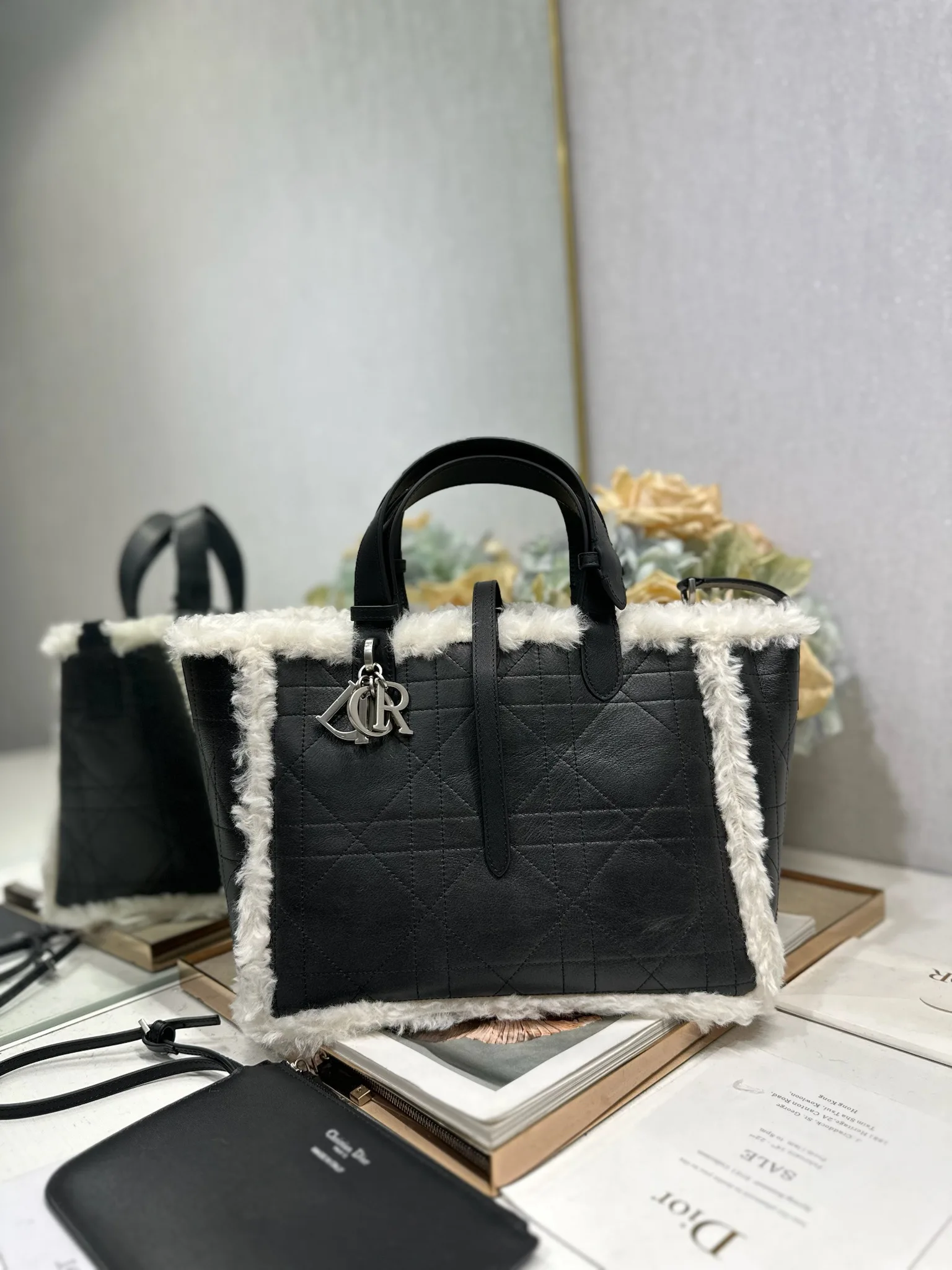 原单迪奥女包|高仿迪奥女包|精仿迪奥女包|一比一迪奥女包<p>中号 D ior Toujours 手袋 灰黑裂纹拼白 黑色裂纹牛皮和白色山羊毛一体 采用裂纹黑色牛皮精心制作 饰以超大藤格纹缉面线 宽敞的内部隔层搭配小袋 可整齐收纳各种日常用品 中号款式 皮革手柄带有可调节细节 可轻松手提 型号 1188</p><p>尺寸 28.5 x 21.5 x 17 厘米 长 x 高 x 宽 </p>