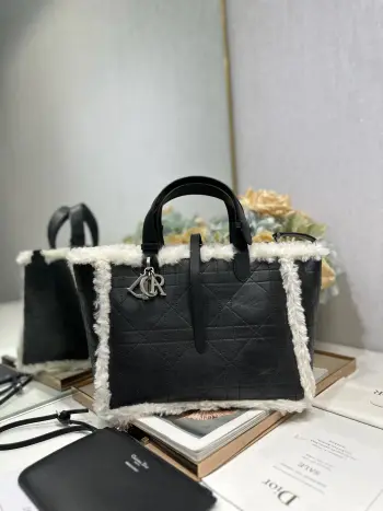 <p>中号 D ior Toujours 手袋 灰黑裂纹拼白 黑色裂纹牛皮和白色山羊毛一体 采用裂纹黑色牛皮精心制作 饰以超大藤格纹缉面线 宽敞的内部隔层搭配小袋 可整齐收纳各种日常用品 中号款式 皮革手柄带有可调节细节 可轻松手提 型号 1188</p><p>尺寸 28.5 x 21.5 x 17 厘米 长 x 高 x 宽 </p>
