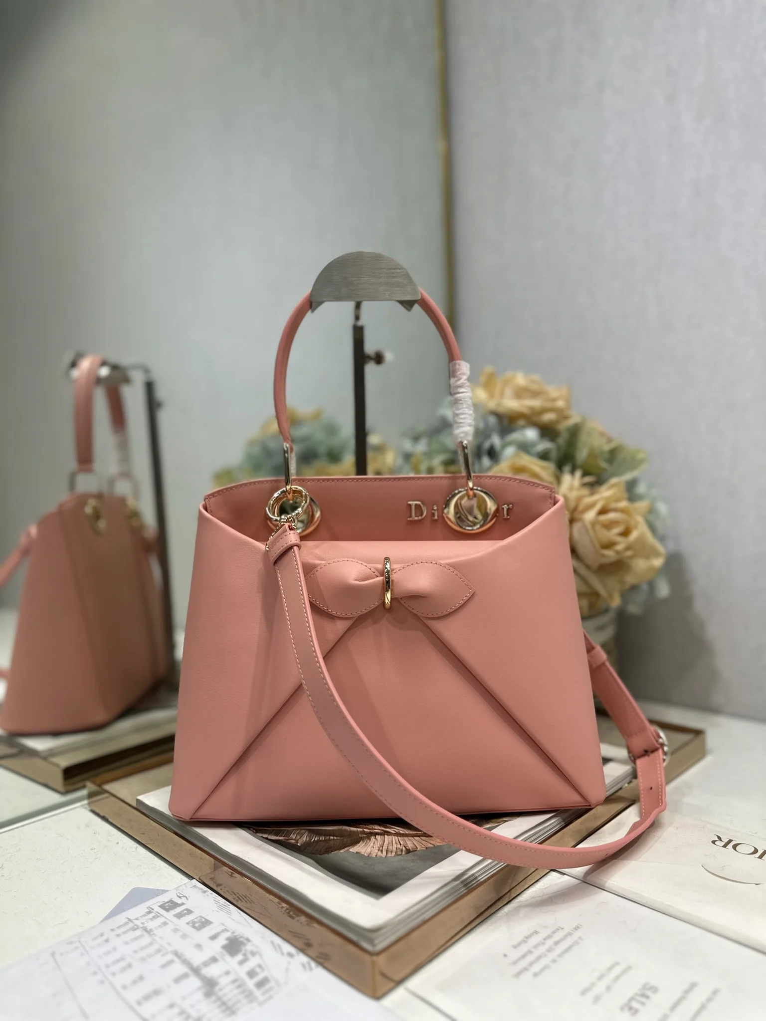 原单迪奥女包|高仿迪奥女包|精仿迪奥女包|一比一迪奥女包<p> Dior 春夏新品 蝴蝶结手提包 粉色 新设计的轮廓与造型 配色 丰富 适配多人 值得一提的是 这款包还搭配了一条皮质长肩带 尤其出门旅行的时候就可以换上长肩带 既解放了双手 还衬得人轻松又随性型号 0737</p><p>尺寸 28*10*22 长*宽*高 </p>