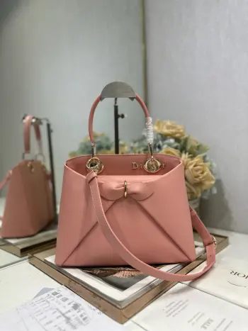 <p> Dior 春夏新品 蝴蝶结手提包 粉色 新设计的轮廓与造型 配色 丰富 适配多人 值得一提的是 这款包还搭配了一条皮质长肩带 尤其出门旅行的时候就可以换上长肩带 既解放了双手 还衬得人轻松又随性型号 0737</p><p>尺寸 28*10*22 长*宽*高 </p>