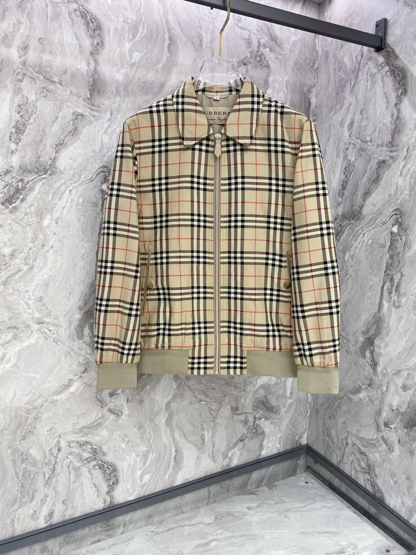 原单外套男装|高仿外套男装|精仿外套男装|一比一外套男装<p> Burberry 巴宝莉 2026新款春装新品夹克发布 色织格提花面料别有风味的一个小爆款 质量绝对的保证. 上身效果超级不错 潮流百搭款 辅料全原1:1开模定制.绝对物超所值 </p><p>颜色 卡色</p><p>码数 48-56</p>