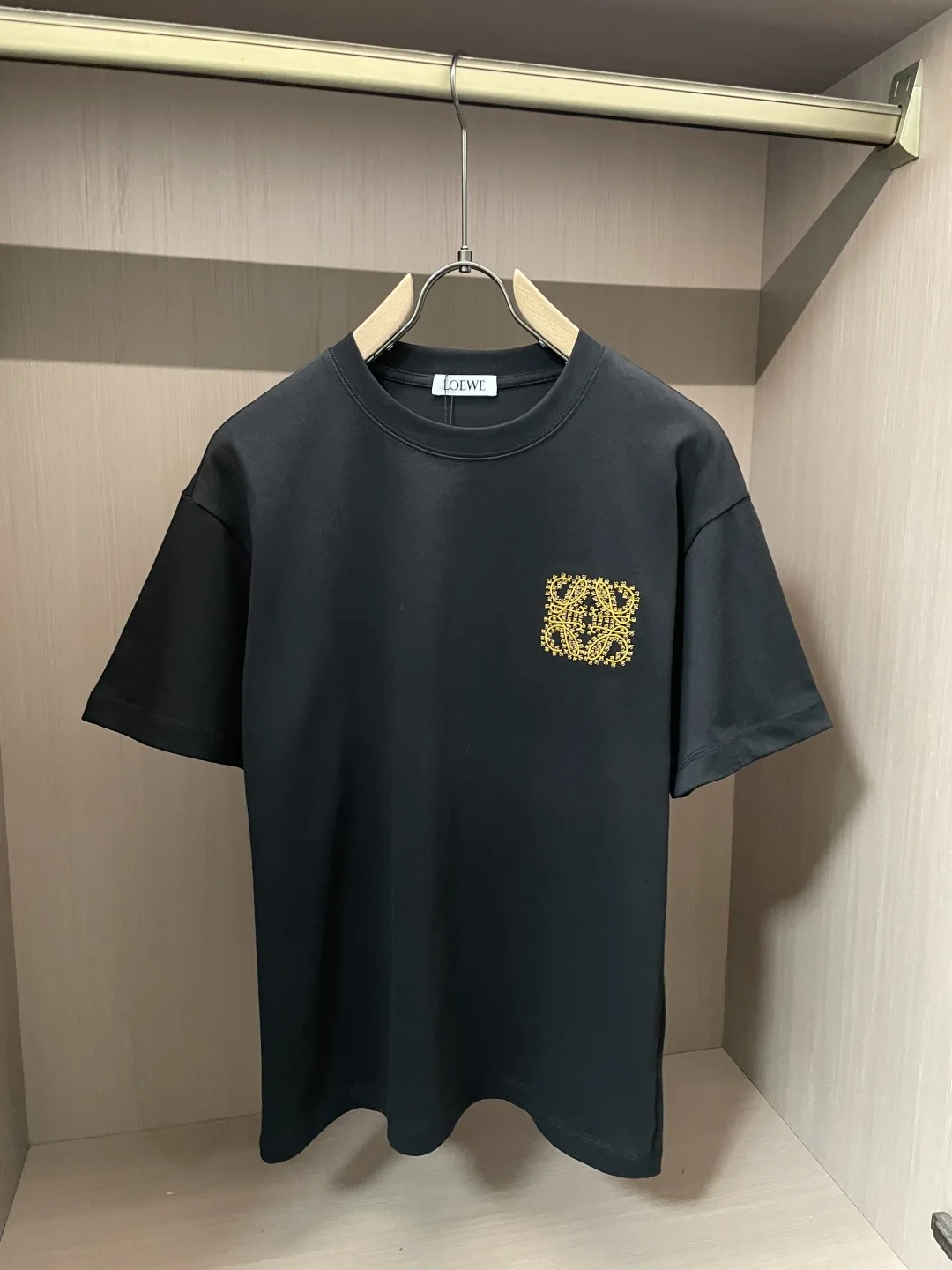 原单短袖T恤男装|高仿短袖T恤男装|精仿短袖T恤男装|一比一短袖T恤男装<p>Loewe</p><p>2026春夏款/官网同步</p><p>面料采用重磅纯棉精梳棉面料OS宽松版型 上身版型超正 日常百搭 衣橱必备单品 </p><p>尺码 S-2XL </p>