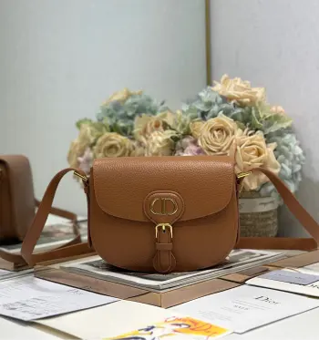 <p>New Dior Bobby 中号手袋 棕色荔枝纹 这款 Dior Bobby 手袋早春系列新品 以高雅线条和匀称比例全新演绎水饺包廓形 彰显 Dior 风范 采用棕色粒面牛皮革精心制作 内部搭配绒面牛皮革 可拆卸 可调节的肩带搭配优雅的针扣调节 可手提 肩背或斜挎 型号 9337</p><p>尺寸 22 x 17 x 6 厘米 长 x 高 x 宽 </p>