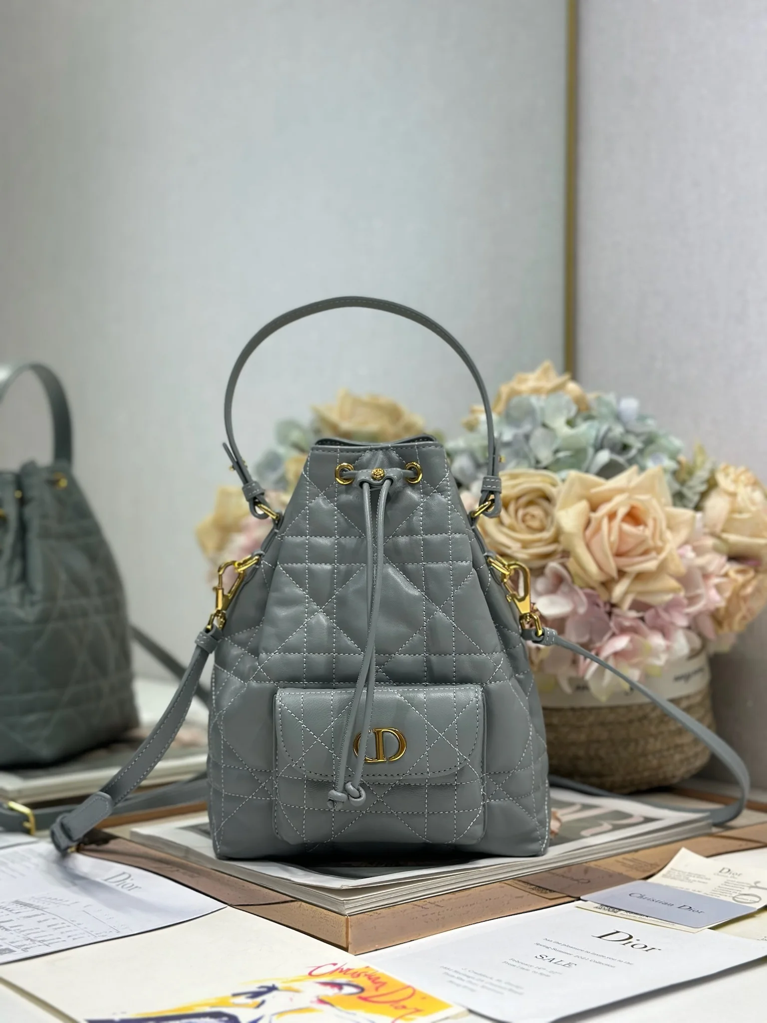 原单迪奥女包|高仿迪奥女包|精仿迪奥女包|一比一迪奥女包<p>小号 Dior Caro 水桶包 灰色 这款 Dior Caro 水桶包秋季成衣系列新品 彰显时尚优雅风范 采用灰色羊皮革等材质精心制作 饰以超大藤格纹缉面线 带有宽敞的抽绳隔层 正面翻盖口袋饰以金色饰面金属 CD 标志 可收纳各种小件日常用品 小号款式 搭配可拆卸顶部手柄和可调节 可拆卸肩带 可轻松手提 肩背或斜挎 型号 3372</p><p>尺寸 20 x 24 x 9 厘米 长 x 高 x 宽 </p>