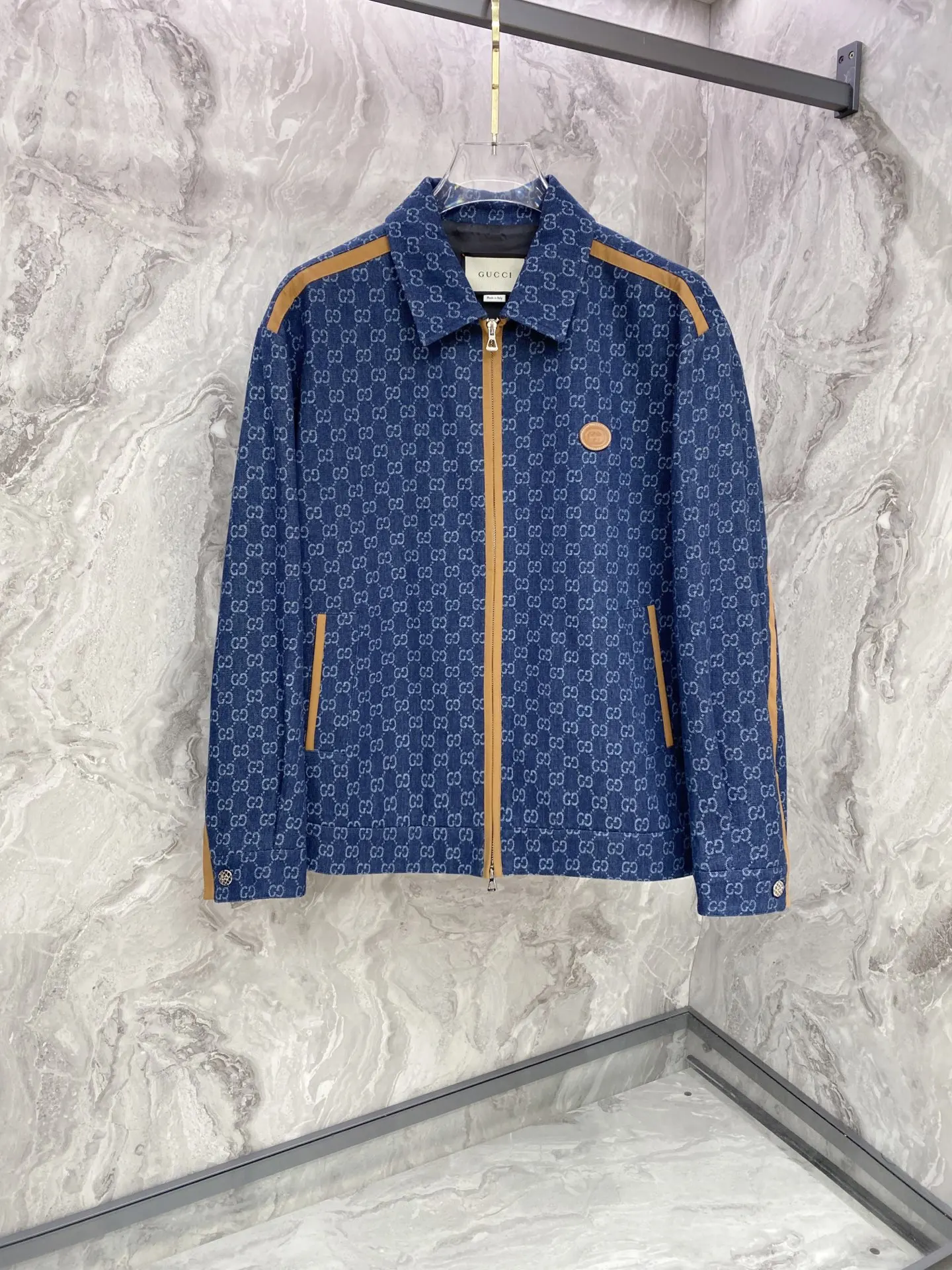 原单外套男装|高仿外套男装|精仿外套男装|一比一外套男装<p> Gucci 古齐 2026ss春季新款夹克外套</p><p>全高端版本 高定专柜面料辅料透气舒适度高 细节无可挑剔 做工考究工艺复杂 呈现休闲裁剪 上身版型超赞</p><p>颜色 黑色 蓝色</p><p>码数 48-58</p>