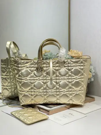 <p>DIORTOUJOURS 手袋 金色大号 这款 Dior Toujours 休闲实用的设计别具一格 采用金色牛皮革精心制作 饰以超大藤格纹缉面线 宽敞的内部隔层搭配小袋 可整齐收纳各种日常用品 大号款式 皮革手柄带有可调节细节 可手提或肩背 </p><p>CD Lock 和系带开合</p><p>D.I.O.R. 吊饰</p><p>可拆卸内部小袋</p><p>可调节皮革手柄</p><p>内含防尘袋</p><p>型号 1188</p><p>尺寸 37 x 20 x 28.5 厘米</p><p>手柄长度 14 - 29 厘米</p>