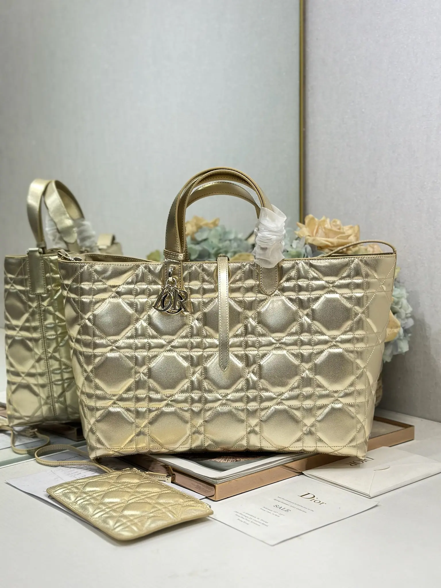 <p>DIORTOUJOURS 手袋 金色大号 这款 Dior Toujours 休闲实用的设计别具一格 采用金色牛皮革精心制作 饰以超大藤格纹缉面线 宽敞的内部隔层搭配小袋 可整齐收纳各种日常用品 大号款式 皮革手柄带有可调节细节 可手提或肩背 </p><p>CD Lock 和系带开合</p><p>D.I.O.R. 吊饰</p><p>可拆卸内部小袋</p><p>可调节皮革手柄</p><p>内含防尘袋</p><p>型号 1188</p><p>尺寸 37 x 20 x 28.5 厘米</p><p>手柄长度 14 - 29 厘米</p>