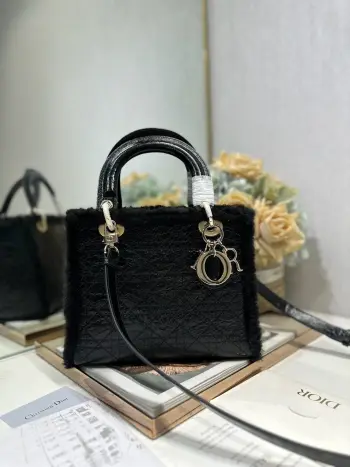 <p>中号Lady D ior戴妃五格手袋 黑拼黑毛 这款 Lady D ior 手袋集中体现了 D ior 对优雅和美丽的深刻洞见 中号款式 搭配可拆卸的调节肩带 可手提或斜挎 是晚装的理想伴侣 型号 0565</p><p>尺寸 24 x 21 x 12 厘米 长 x 高 x 宽 </p><p></p>