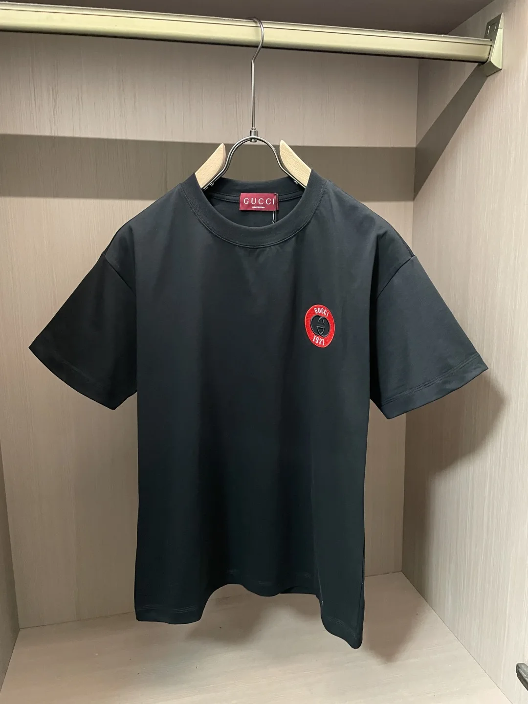 原单短袖T恤男装|高仿短袖T恤男装|精仿短袖T恤男装|一比一短袖T恤男装<p>Gucc</p><p>2026春夏款/官网同步</p><p>面料采用重磅纯棉精梳棉面料OS宽松版型 上身版型超正 日常百搭 衣橱必备单品 </p><p>尺码 S-2XL </p>