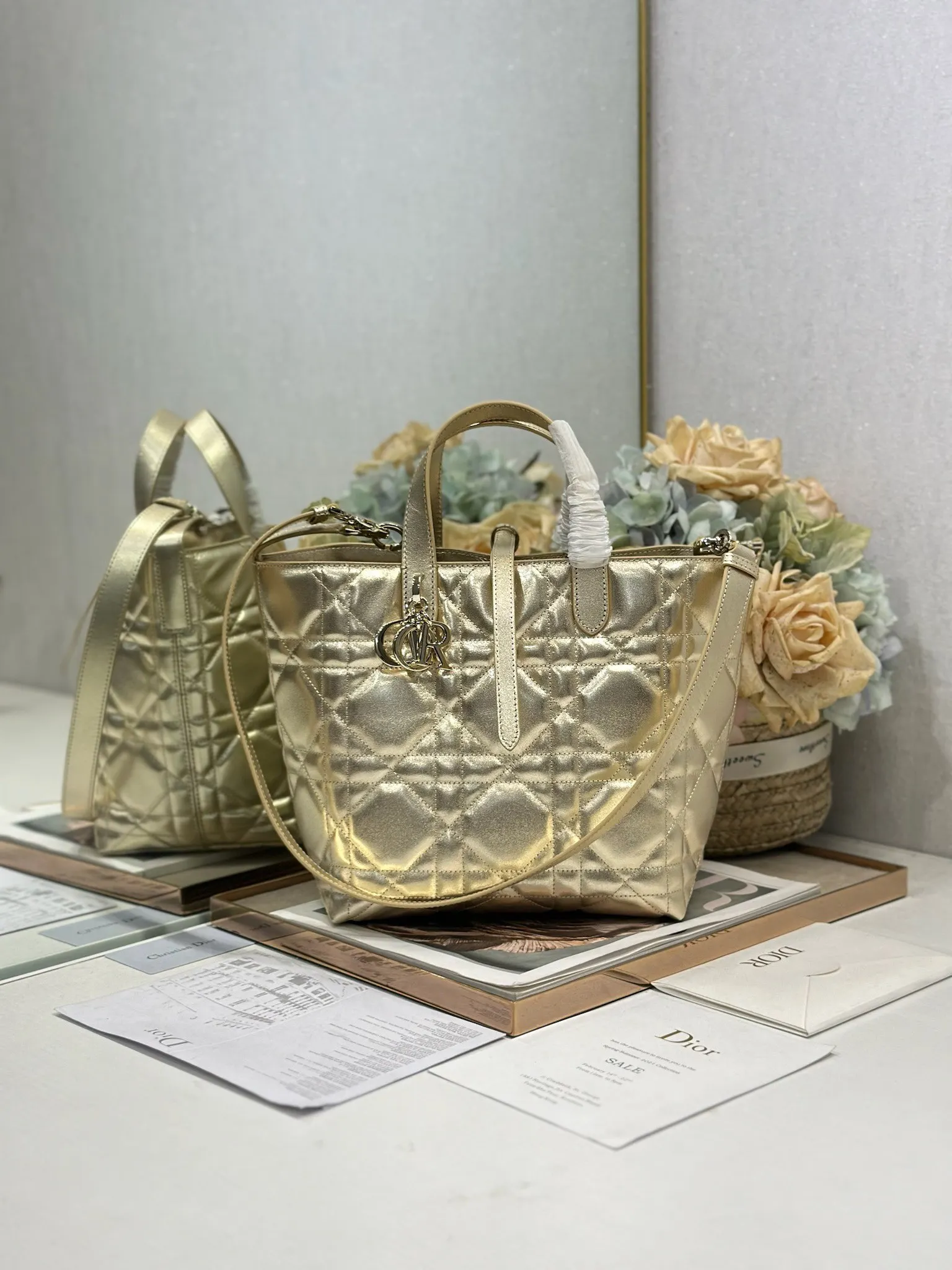原单迪奥女包|高仿迪奥女包|精仿迪奥女包|一比一迪奥女包<p> 中号 Dior Toujours 竖版手袋 金色 这款 Dior Toujours 竖版手袋时尚实用 别具一格 采用金色牛皮革精心制作 饰以绗缝效果超大藤格纹图案提升格调 彰显 Dior 的精湛工艺 宽敞的内部隔层可收纳各种日常用品 设有纤细皮革系带开合 可安全收纳各种物品 型号 2836</p><p>尺寸 23 x 24 x 16 厘米 长 x 高 x 宽 </p>