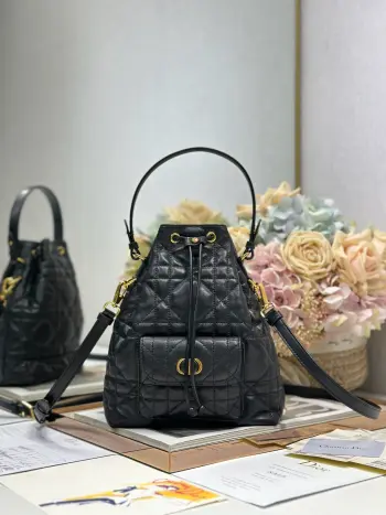 <p>小号 Dior Caro 水桶包 黑色 这款 Dior Caro 水桶包秋季成衣系列新品 彰显时尚优雅风范 采用黑色羊皮革等材质精心制作 饰以超大藤格纹缉面线 带有宽敞的抽绳隔层 正面翻盖口袋饰以金色饰面金属 CD 标志 可收纳各种小件日常用品 小号款式 搭配可拆卸顶部手柄和可调节 可拆卸肩带 可轻松手提 肩背或斜挎 型号 3372</p><p>尺寸 20 x 24 x 9 厘米 长 x 高 x 宽 </p>