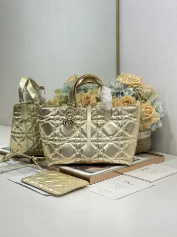 <p>DiorToujours 手袋 金色中号 这款Dior Toujours 手袋采用金色牛皮革精心制作,饰以超大藤格纹缉面线,宽敞的内部隔层搭配小袋,可整齐收纳各种日常用品,另有CD Lock 字母D旋钮式开合,可调节两侧,提升格调.皮革手柄带有可调节细节细节,可轻松手提. CD Lock和系带开合 DIOR吊饰 可拆卸内部小袋 可调节皮革手柄 内含防尘袋 </p><p>型号 1188</p><p>尺寸 28.5x19x21.5cm</p>