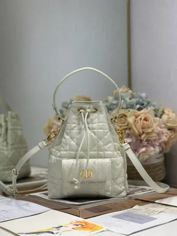 <p>小号 Dior Caro 水桶包 白色 这款 Dior Caro 水桶包秋季成衣系列新品 彰显时尚优雅风范 采用白色羊皮革等材质精心制作 饰以超大藤格纹缉面线 带有宽敞的抽绳隔层 正面翻盖口袋饰以金色饰面金属 CD 标志 可收纳各种小件日常用品 小号款式 搭配可拆卸顶部手柄和可调节 可拆卸肩带 可轻松手提 肩背或斜挎 型号 3372</p><p>尺寸 20 x 24 x 9 厘米 长 x 高 x 宽 </p>