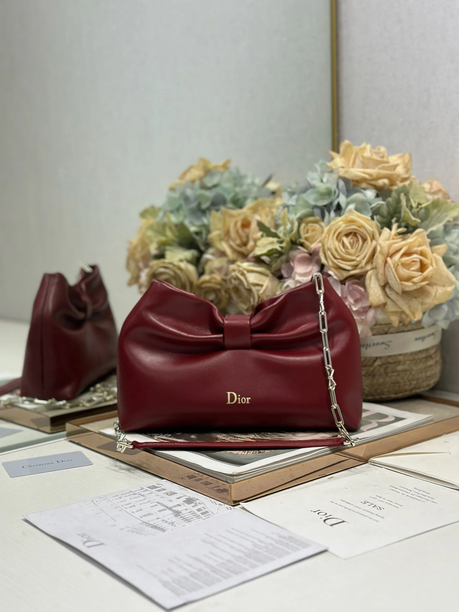 原单迪奥女包|高仿迪奥女包|精仿迪奥女包|一比一迪奥女包<p>Dior-LAMBSKIN 2026春夏 新款手袋  酒红色 浅金链 LAMBSKIN链条包 全新的包形 小牛皮革的质感 优雅大气 款式实用 可收纳各种日常用品 是日装和晚装的理想良伴 可拆卸链条以蝴蝶结点缀更显精致 可手提或斜挎 </p><p>型号 0714</p><p>尺寸 27×8×18cm 长×宽×高 </p>