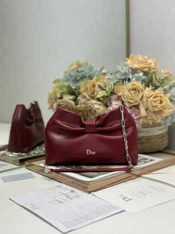 <p>Dior-LAMBSKIN 2026春夏 新款手袋  酒红色 浅金链 LAMBSKIN链条包 全新的包形 小牛皮革的质感 优雅大气 款式实用 可收纳各种日常用品 是日装和晚装的理想良伴 可拆卸链条以蝴蝶结点缀更显精致 可手提或斜挎 </p><p>型号 0714</p><p>尺寸 27×8×18cm 长×宽×高 </p>