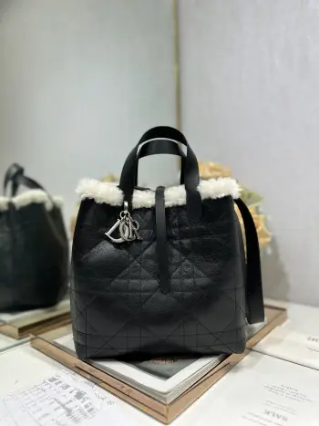 <p>DiorAlps 中号 Dior Toujours 竖版手袋 灰黑裂纹拼白 这款 Dior Toujours 竖版手袋来自 DiorAlps 限定系列 时尚实用 别具一格 采用煤灰色做旧效果羊皮革等材质精心制作 饰以超大藤格纹缉面线 搭配米白色羊毛 彰显 Dior 非凡的精湛工艺 型号 2836</p><p>尺寸 23 x 24 x 16 厘米 长 x 高 x 宽 </p>