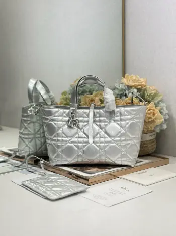 <p>DiorToujours 手袋 银色中号 这款Dior Toujours 手袋采用银色牛皮革精心制作,饰以超大藤格纹缉面线,宽敞的内部隔层搭配小袋,可整齐收纳各种日常用品,另有CD Lock 字母D旋钮式开合,可调节两侧,提升格调.皮革手柄带有可调节细节细节,可轻松手提. CD Lock和系带开合 DIOR吊饰 可拆卸内部小袋 可调节皮革手柄 内含防尘袋 </p><p>型号 1188</p><p>尺寸 28.5x19x21.5cm</p>