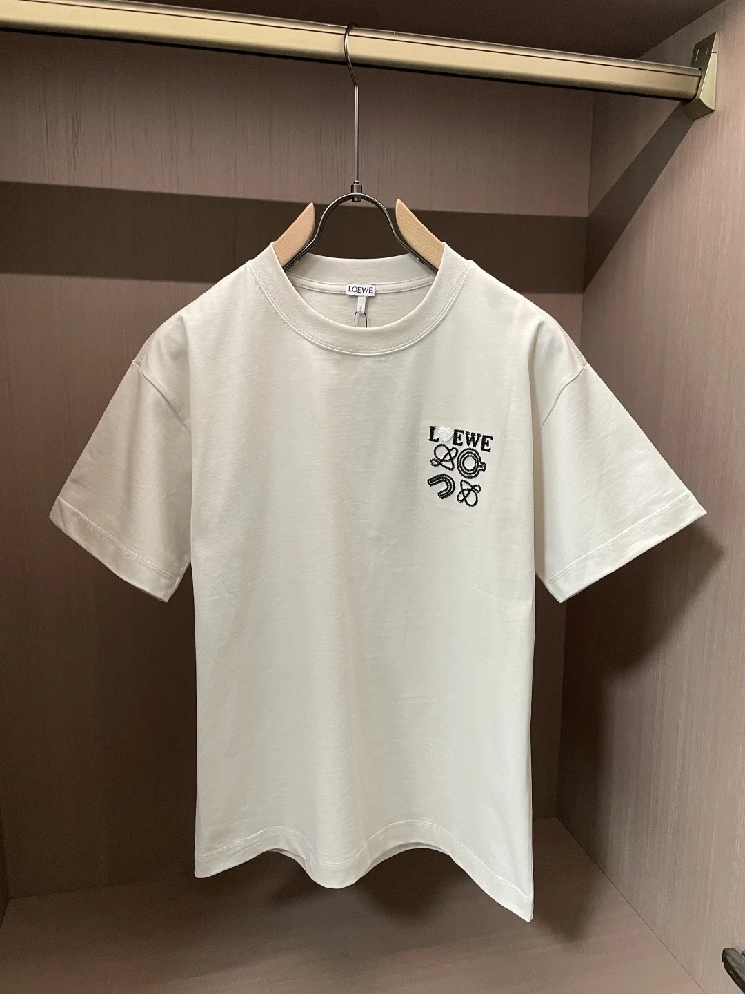 原单短袖T恤男装|高仿短袖T恤男装|精仿短袖T恤男装|一比一短袖T恤男装<p>Loewe</p><p>2026春夏款/官网同步</p><p>面料采用重磅纯棉精梳棉面料OS宽松版型 上身版型超正 日常百搭 衣橱必备单品 </p><p>尺码 S-2XL </p>