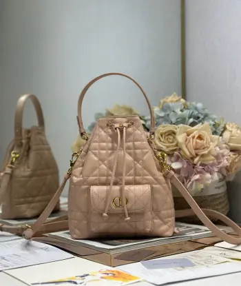 <p>小号 Dior Caro 水桶包 粉色 这款 Dior Caro 水桶包秋季成衣系列新品 彰显时尚优雅风范 采用粉色羊皮革等材质精心制作 饰以超大藤格纹缉面线 带有宽敞的抽绳隔层 正面翻盖口袋饰以金色饰面金属 CD 标志 可收纳各种小件日常用品 小号款式 搭配可拆卸顶部手柄和可调节 可拆卸肩带 可轻松手提 肩背或斜挎 型号 3372</p><p>尺寸 20 x 24 x 9 厘米 长 x 高 x 宽 </p>