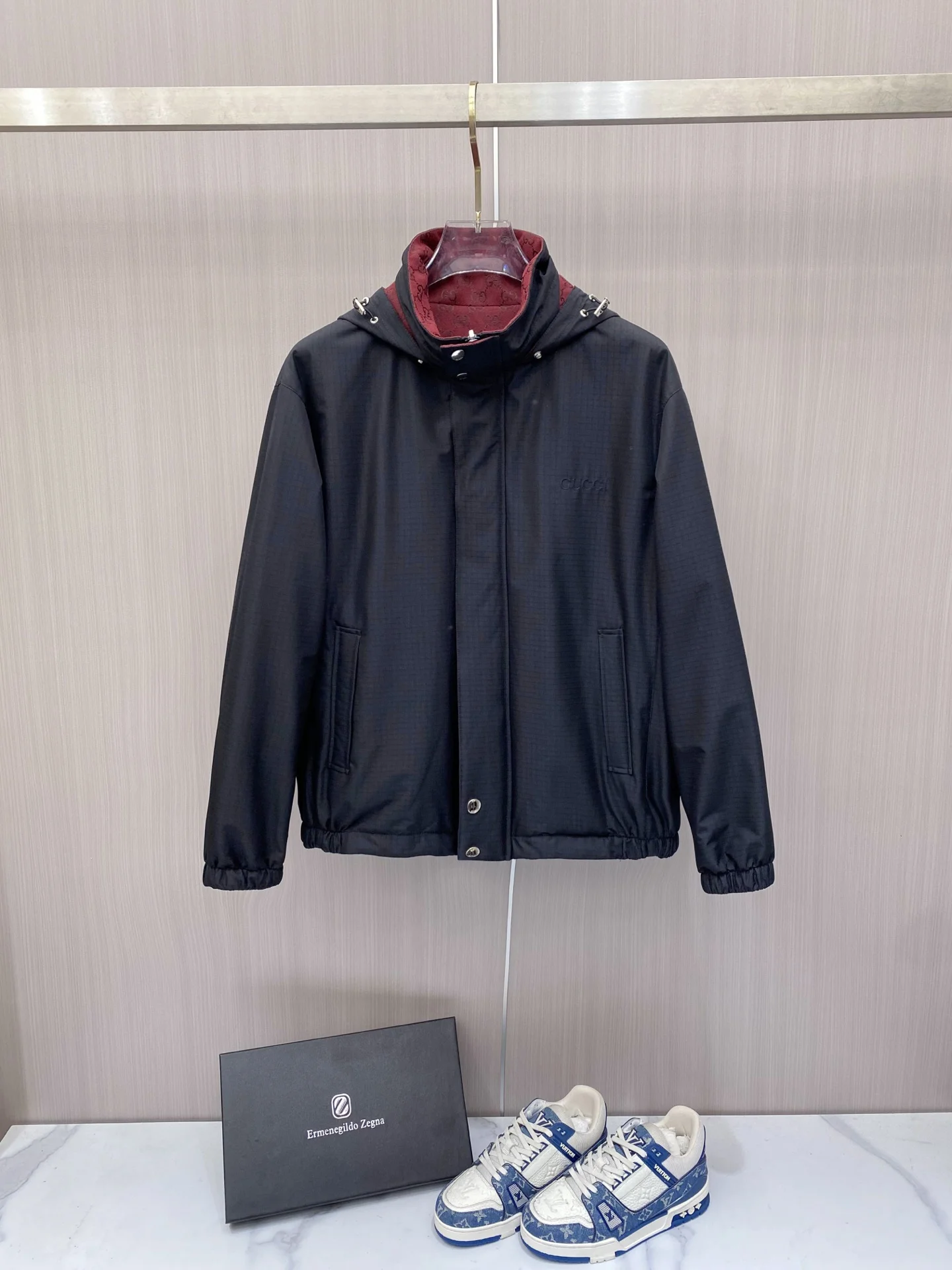 原单外套男装|高仿外套男装|精仿外套男装|一比一外套男装<p> Gucci 古奇 加棉2026ss春季新款立领夹克外套全高端版本 高定专柜面料辅料 透气舒适度高 细节无可挑剔 做工考究工艺复杂 呈现休闲裁剪 上身版型超赞</p><p>颜色 黑色</p><p>码数 48-56</p>
