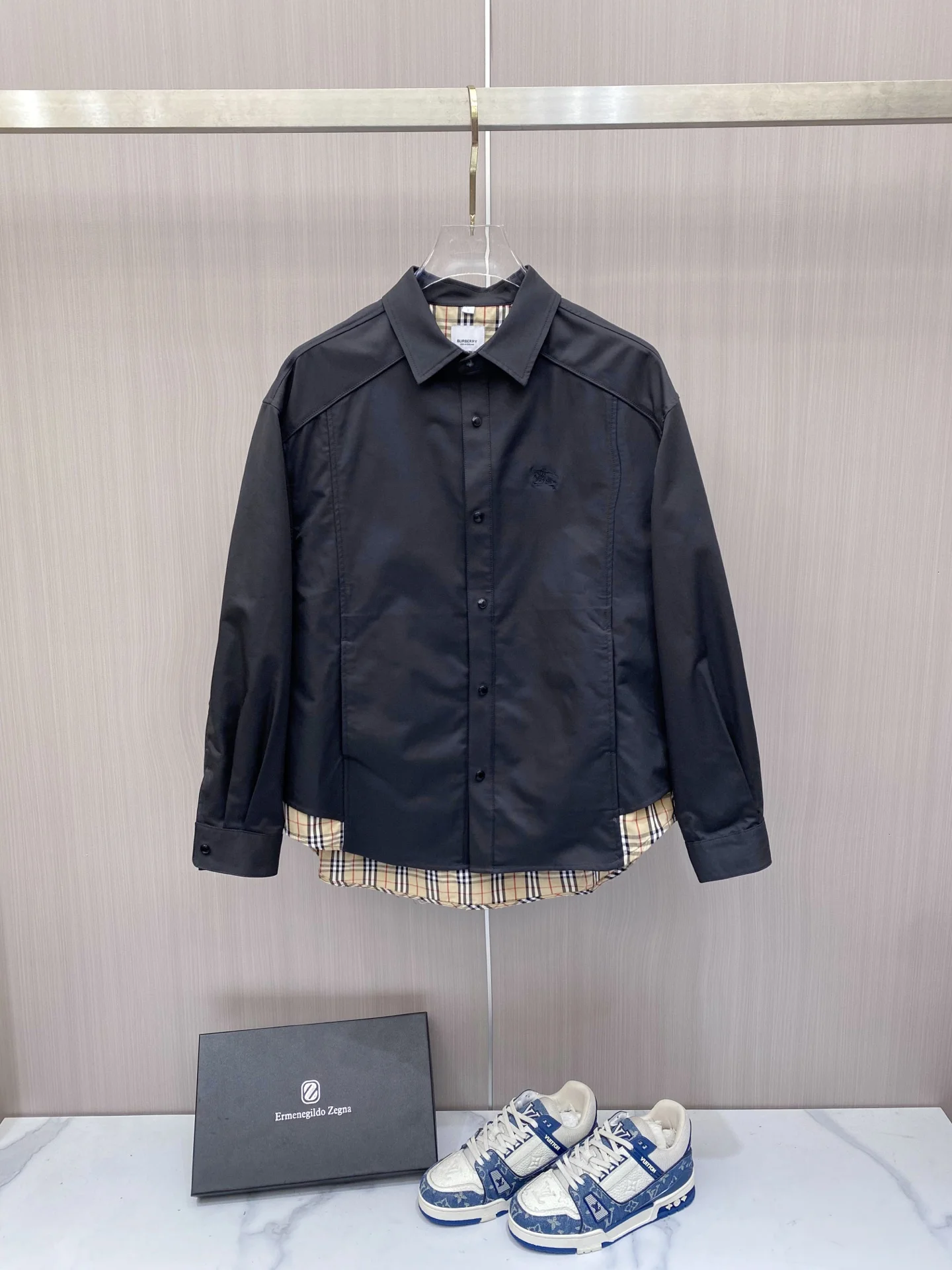 原单外套男装|高仿外套男装|精仿外套男装|一比一外套男装<p> Burberry 巴宝莉2026ss春季新款夹克外套全高端版本 高定专柜面料辅料 透气舒适度高 细节无可挑剔 做工考究工艺复杂 呈现休闲裁剪 上身版型超赞</p><p>颜色 黑色 蓝色 米色 </p><p>码数 48-56</p>