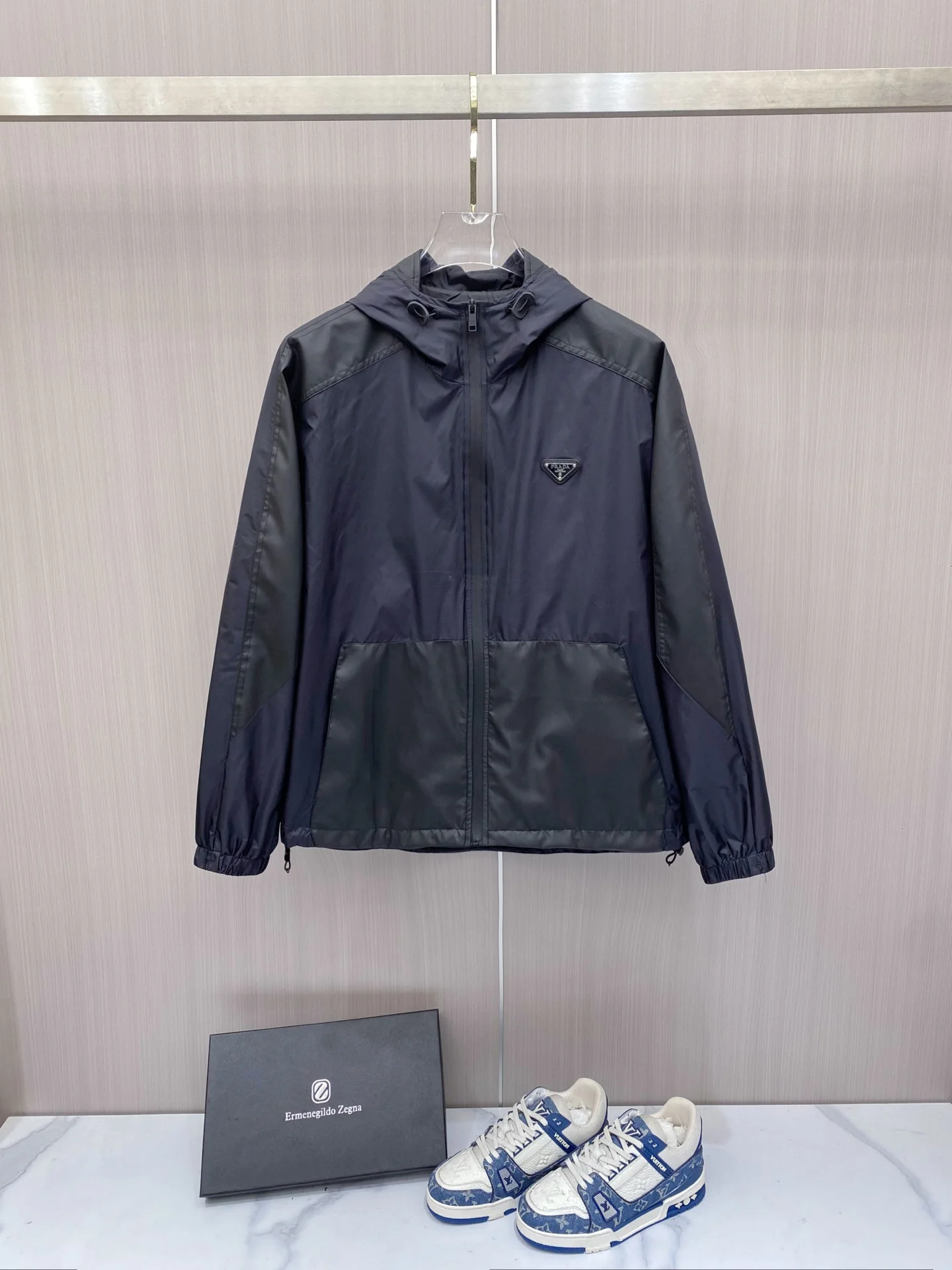 原单外套男装|高仿外套男装|精仿外套男装|一比一外套男装<p> Prada 普拉达 2026ss春季新款连帽夹克外套全高端版本 高定专柜面料辅料 透气舒适度高 细节无可挑剔 做工考究工艺复杂 呈现休闲裁剪 上身版型超赞</p><p>码数 48-56</p>