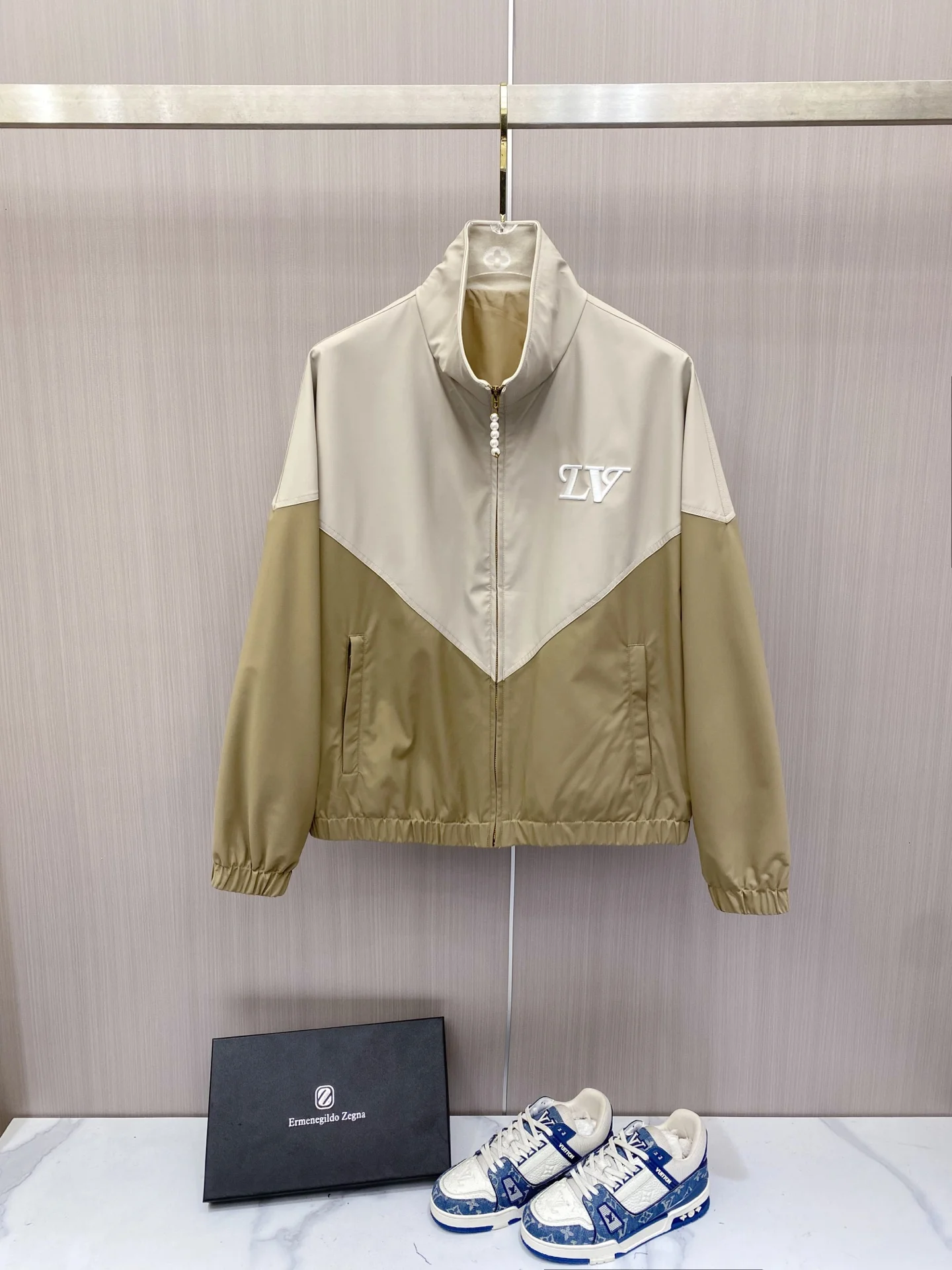 原单外套男装|高仿外套男装|精仿外套男装|一比一外套男装<p> LV 2026ss春季新款立领夹克外套全高端版本 高定专柜面料辅料 透气舒适度高 细节无可挑剔 做工考究工艺复杂 呈现休闲裁剪 上身版型超赞</p><p>颜色 绿色 米色</p><p>码数 48-56</p>