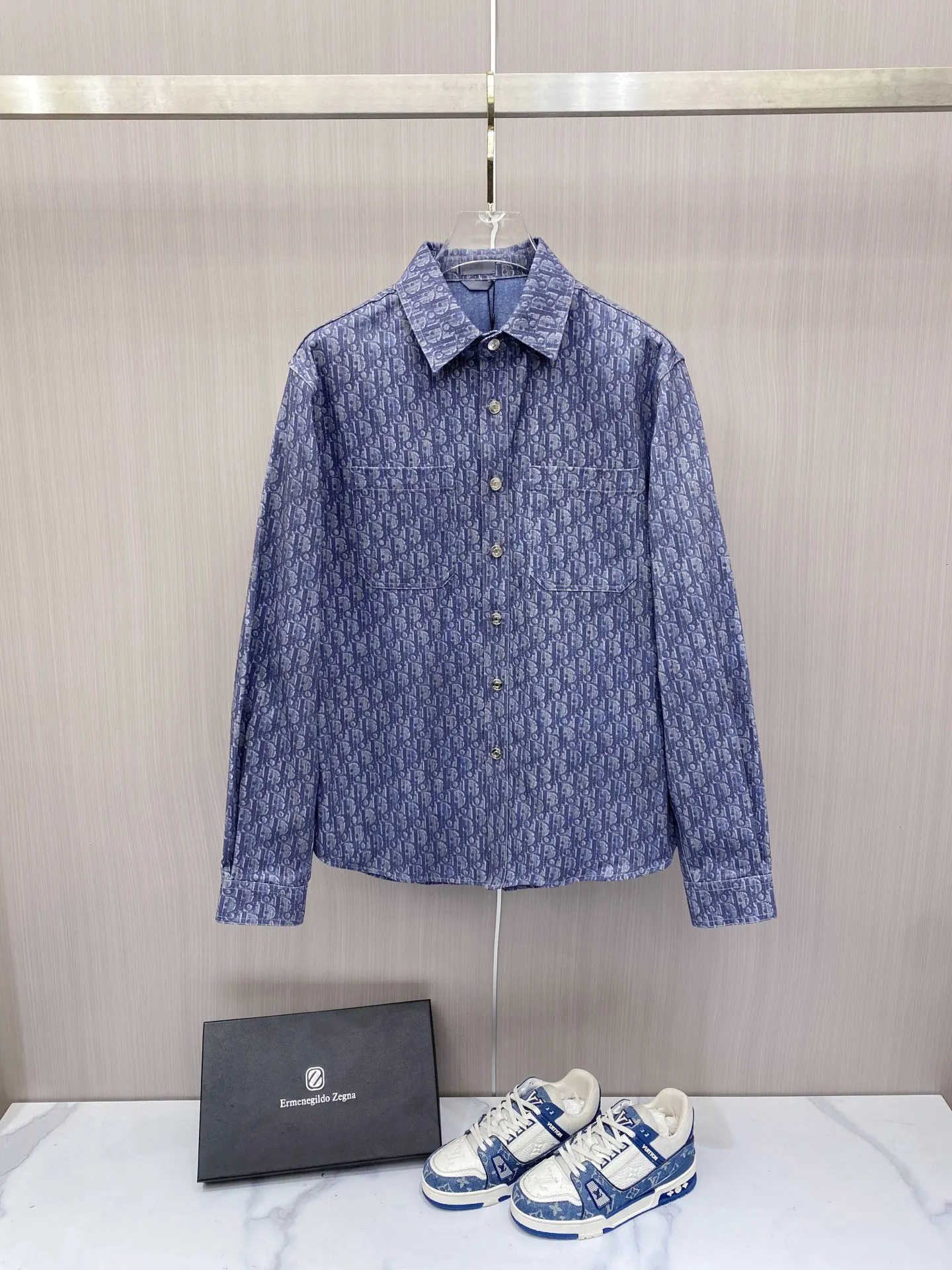 原单长袖衬衣男装|高仿长袖衬衣男装|精仿长袖衬衣男装|一比一长袖衬衣男装<p> Dior 迪奥 CD 2026ss春季新款衬衫 全身logo老花满印牛仔衬衫 定制水洗面料 超高工艺的拔印染墨工艺 男女同款 Size 39-42相当于M-2XL</p>