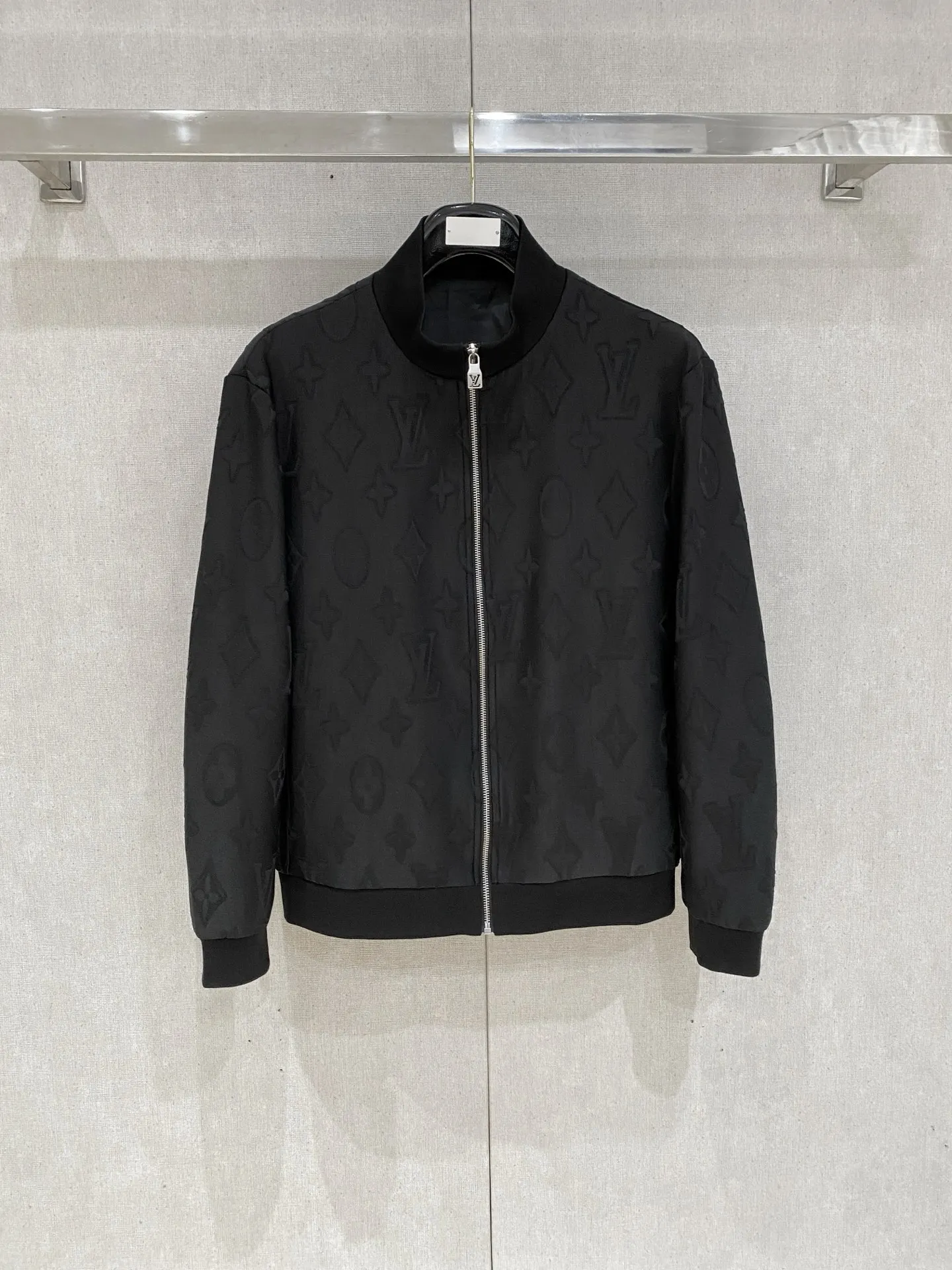 原单外套男装|高仿外套男装|精仿外套男装|一比一外套男装<p> Lv 高品质2026秋冬新款夹克外套 秀场新品 品相非常完美 记忆面料舒适保暖 色泽饱满诱人 非常出彩的设计 轻松将时髦感进阶 做工极为考究严谨 走线工整细致 大牌设计师巨作 上身不显臃肿 超级帅气 码数 M 3XL 48-56 </p>
