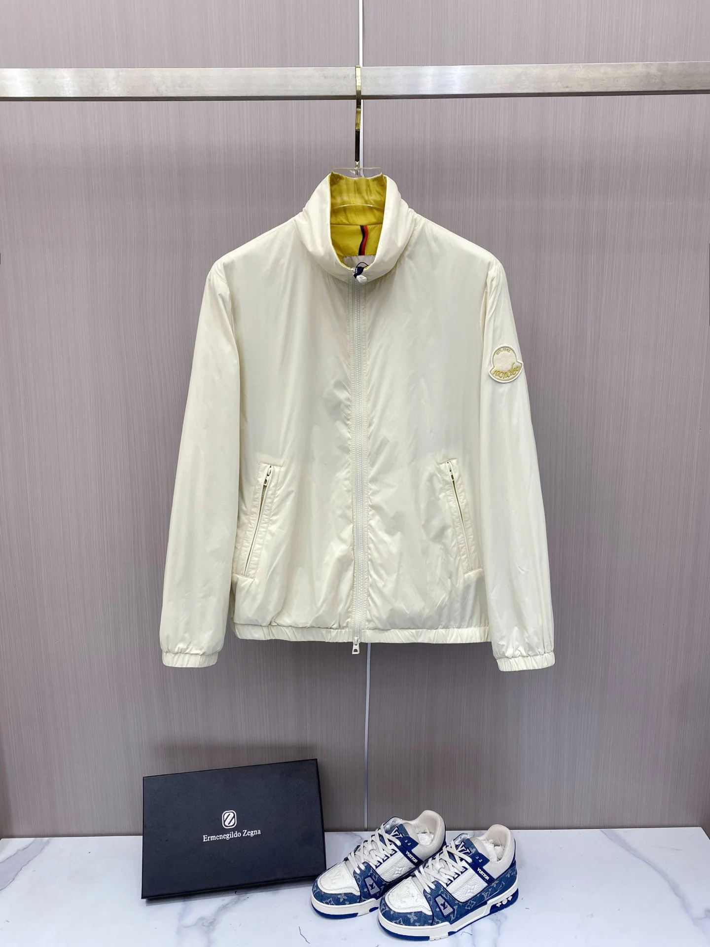 原单外套男装|高仿外套男装|精仿外套男装|一比一外套男装<p> Moncler 蒙口 2026ss春季新款夹克外套</p><p>全高端版本 高定专柜面料辅料 透气舒适度高 细节无可挑剔 做工考究工艺复杂 呈现休闲裁剪 上身版型超赞</p><p>颜色 黑色 米色</p><p>码数 48-58</p>