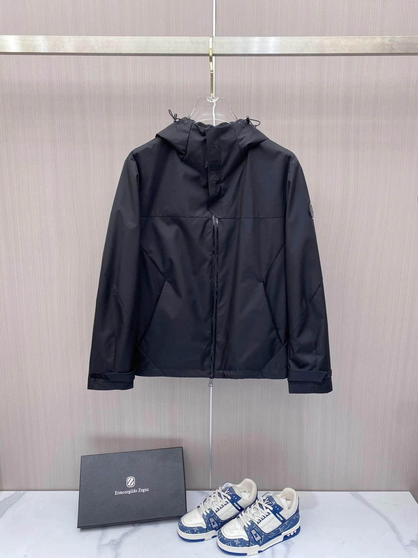 原单外套男装|高仿外套男装|精仿外套男装|一比一外套男装<p> Moncler 蒙口 2026ss春季新款连帽夹克外套</p><p>全高端版本 高定专柜面料辅料 透气舒适度高 细节无可挑剔 做工考究工艺复杂 呈现休闲裁剪 上身版型超赞</p><p>颜色 黑色 米色</p><p>码数 48-58</p>