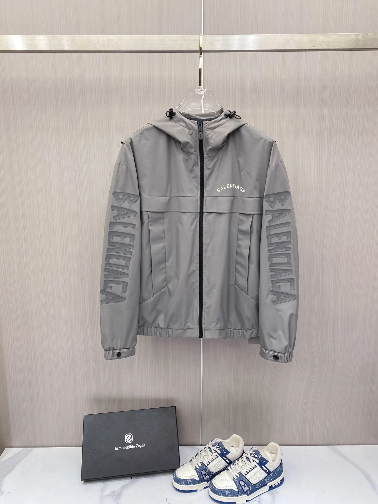 原单外套男装|高仿外套男装|精仿外套男装|一比一外套男装<p> Balenciaga 巴黎世家 2026ss春季新款连帽夹克外套</p><p>全高端版本 高定专柜面料辅料 透气舒适度高 细节无可挑剔 做工考究工艺复杂 呈现休闲裁剪 上身版型超赞</p><p>颜色 黑色 灰色</p><p>码数 48-58</p>