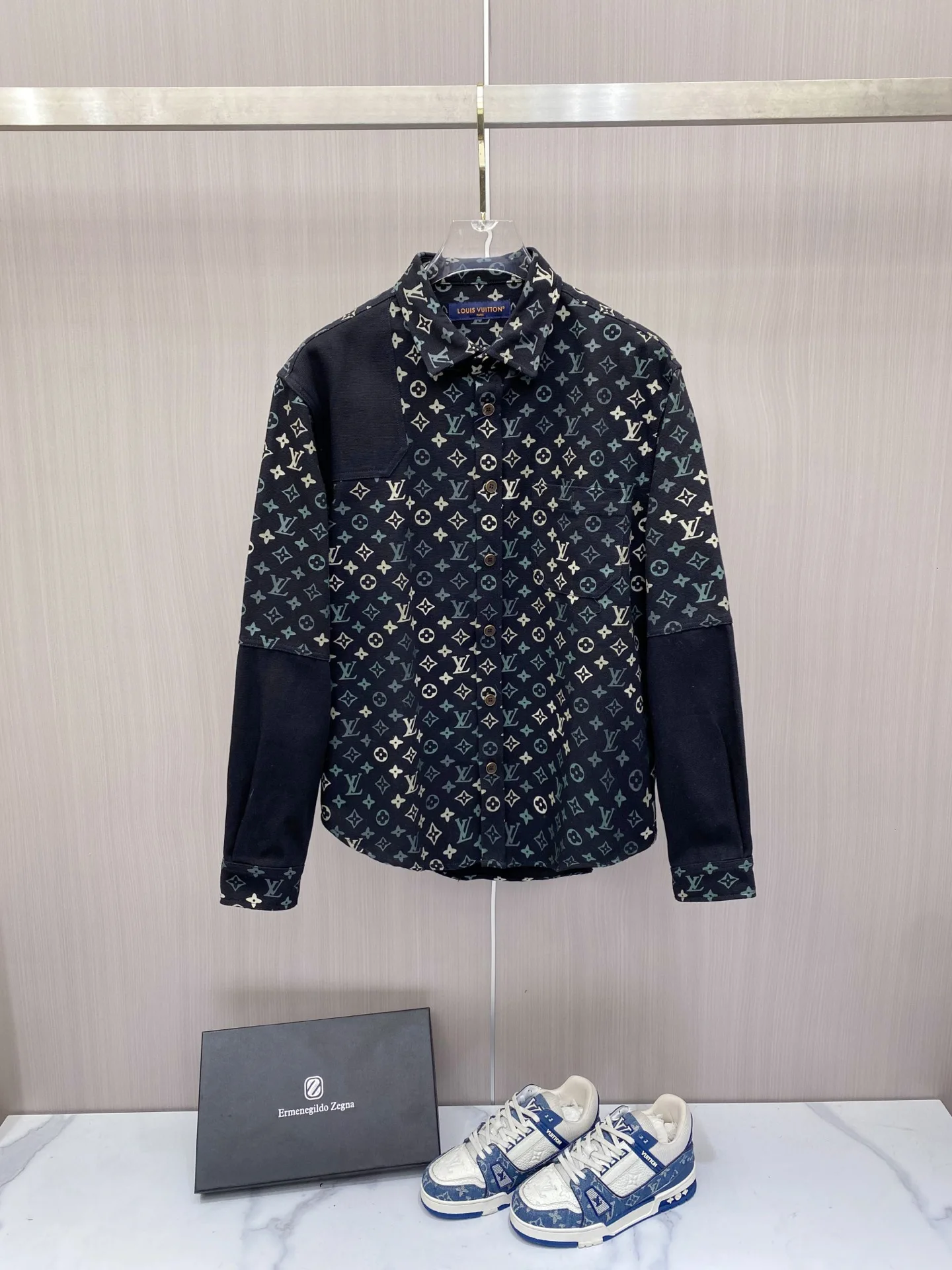 原单外套男装|高仿外套男装|精仿外套男装|一比一外套男装<p> LV 2026ss春季新款夹克外套</p><p>全高端版本 高定专柜面料辅料 透气舒适度高 细节无可挑剔 做工考究工艺复杂 呈现休闲裁剪 上身版型超赞</p><p>颜色 黑色 绿色</p><p>码数 48-56</p>