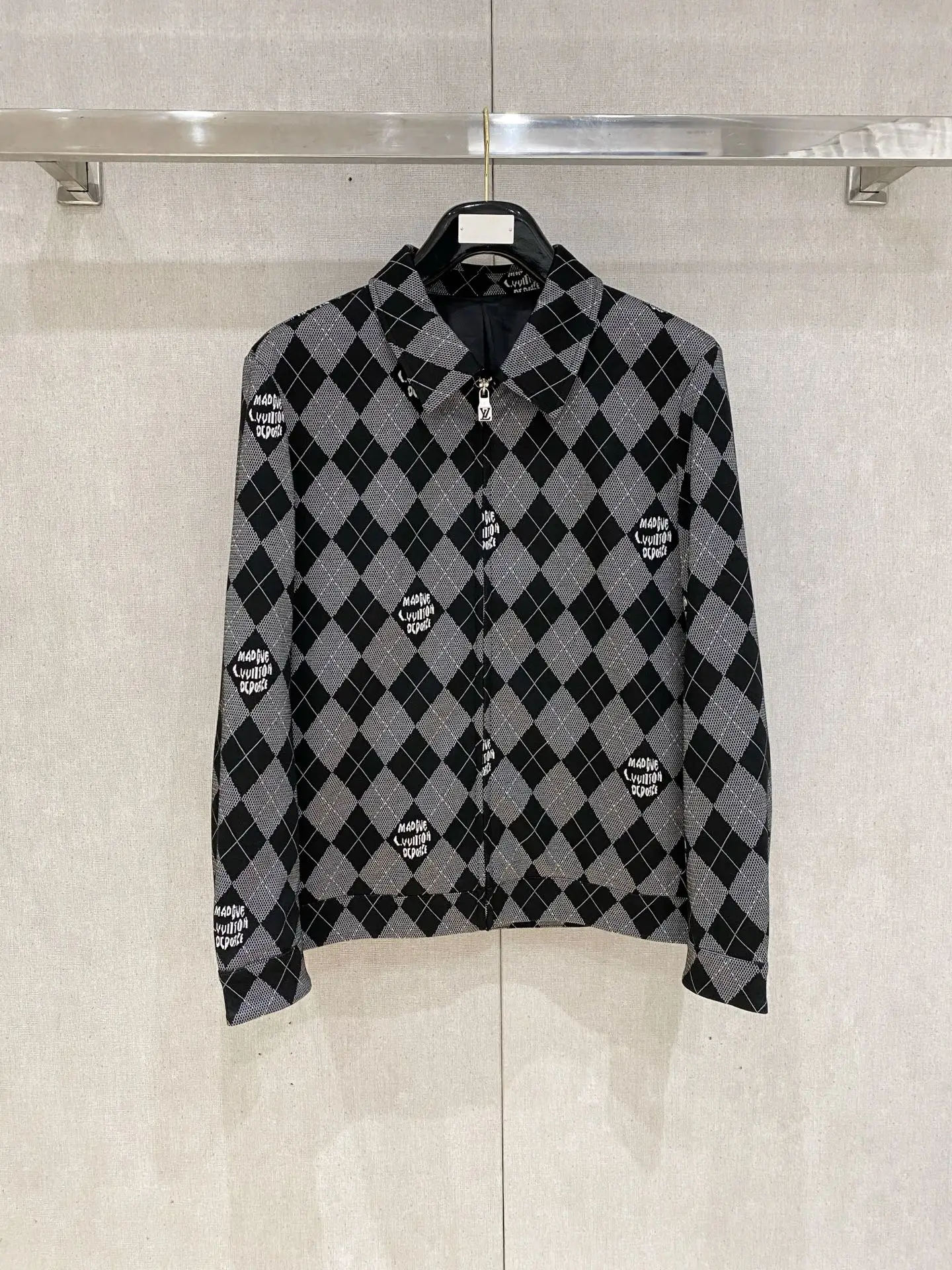 原单外套男装|高仿外套男装|精仿外套男装|一比一外套男装<p> Lv 高品质2026秋冬新款夹克外套 秀场新品 品相非常完美 记忆面料舒适保暖 色泽饱满诱人 非常出彩的设计 轻松将时髦感进阶 做工极为考究严谨 走线工整细致 大牌设计师巨作 上身不显臃肿 超级帅气 码数 M 3XL 48-56 </p>