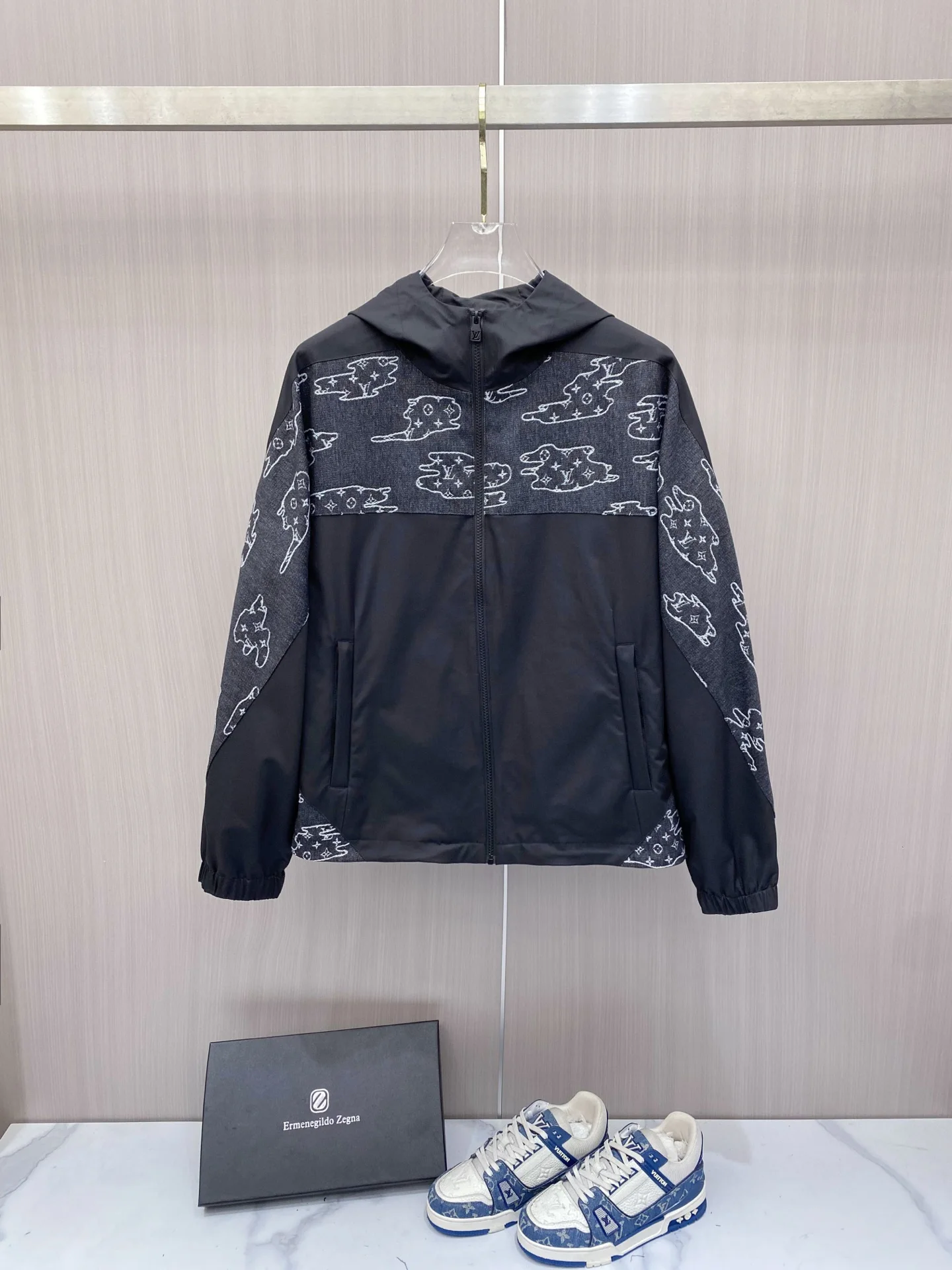 原单外套男装|高仿外套男装|精仿外套男装|一比一外套男装<p> LV 2026ss春季新款夹克外套全高端版本 高定专柜面料辅料 透气舒适度高 细节无可挑剔 做工考究工艺复杂 呈现休闲裁剪 上身版型超赞</p><p>颜色 黑色 蓝色</p><p>码数 48-56</p>