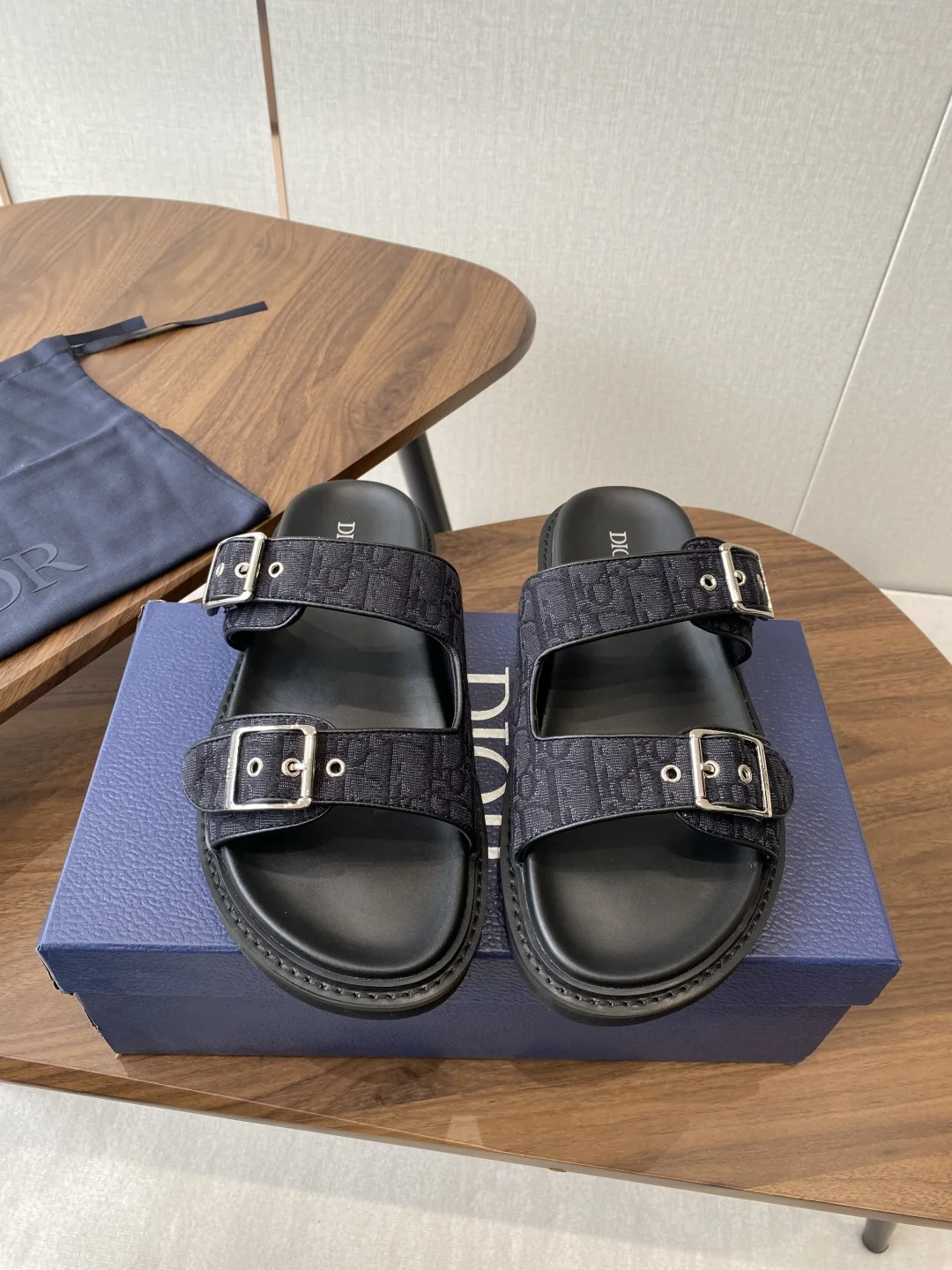 原单迪奥男鞋|高仿迪奥男鞋|精仿迪奥男鞋|一比一迪奥男鞋<p>Dior 25ss 春夏最新款 男士超轻发泡大底 包头拖鞋</p><p>夏威夷沙滩运动拖鞋 Angelababy入主迪 奥春夏力推系列 官网暂不接受预订部分专柜有售 顶级品质 </p><p>抢先登陆 多色开售 码数吻合 配礼盒包装 现货上新 字母刺绣 动物图案印花厚底拖鞋 超轻上脚  百搭款时尚上镜 </p><p>日常出行 居家必备拖也可 不挑场合喜欢怎么穿就怎么穿  颜色超好看 无惧任何着装要求</p><p>Size 39-46 45 46订做不退换 </p>