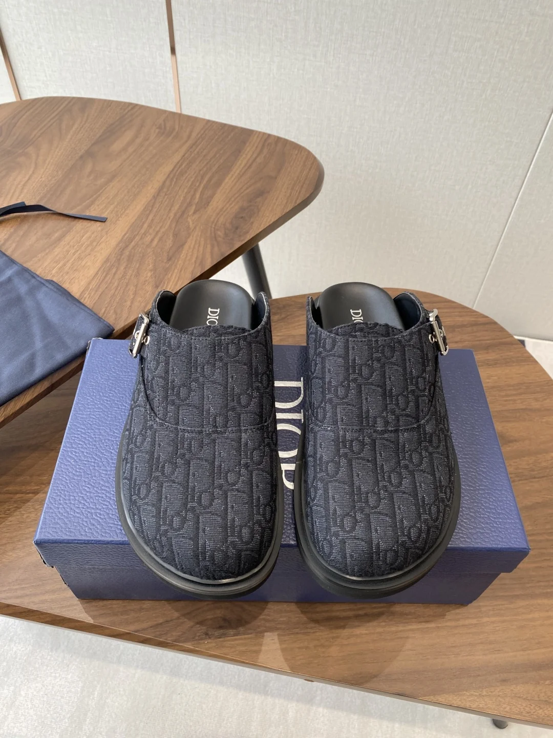 Dior 25ss Spring/Summer Latest Men s Ultra-light Foam Sole Closed-toe Slippers - Detail view 1