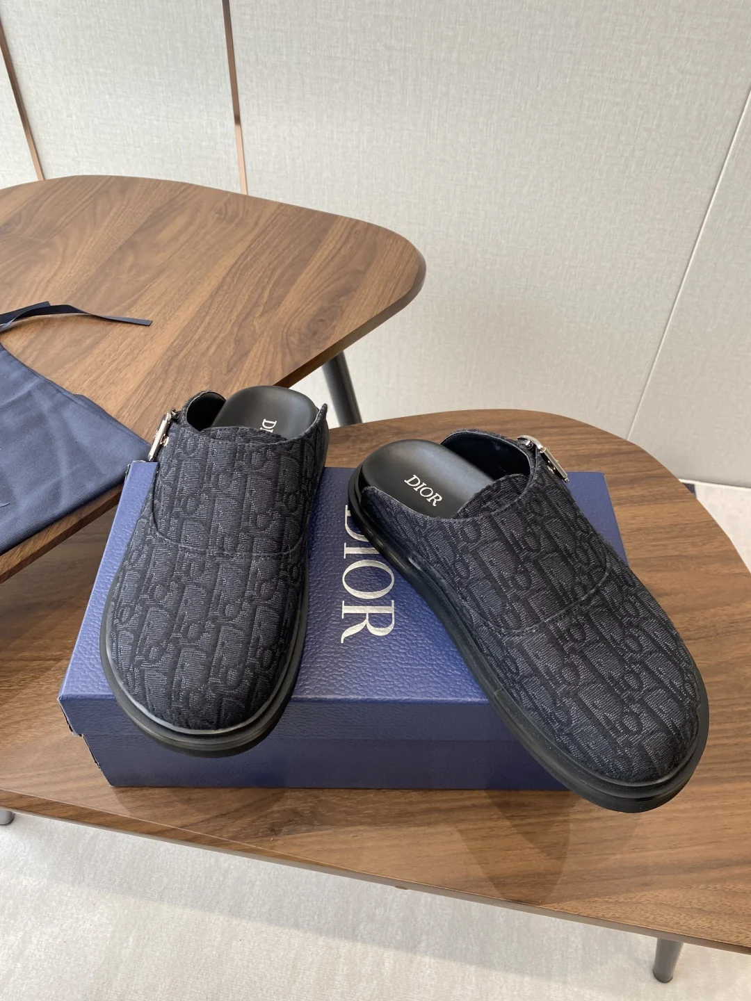 Dior 25ss Spring/Summer Latest Men s Ultra-light Foam Sole Closed-toe Slippers - Detail view 3