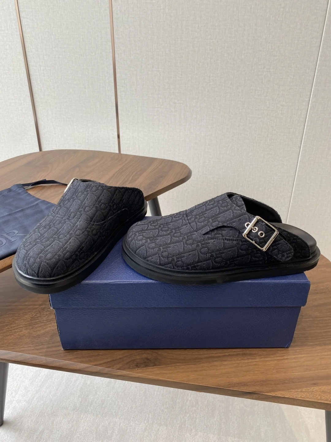 Dior 25ss Spring/Summer Latest Men s Ultra-light Foam Sole Closed-toe Slippers - Detail view 4