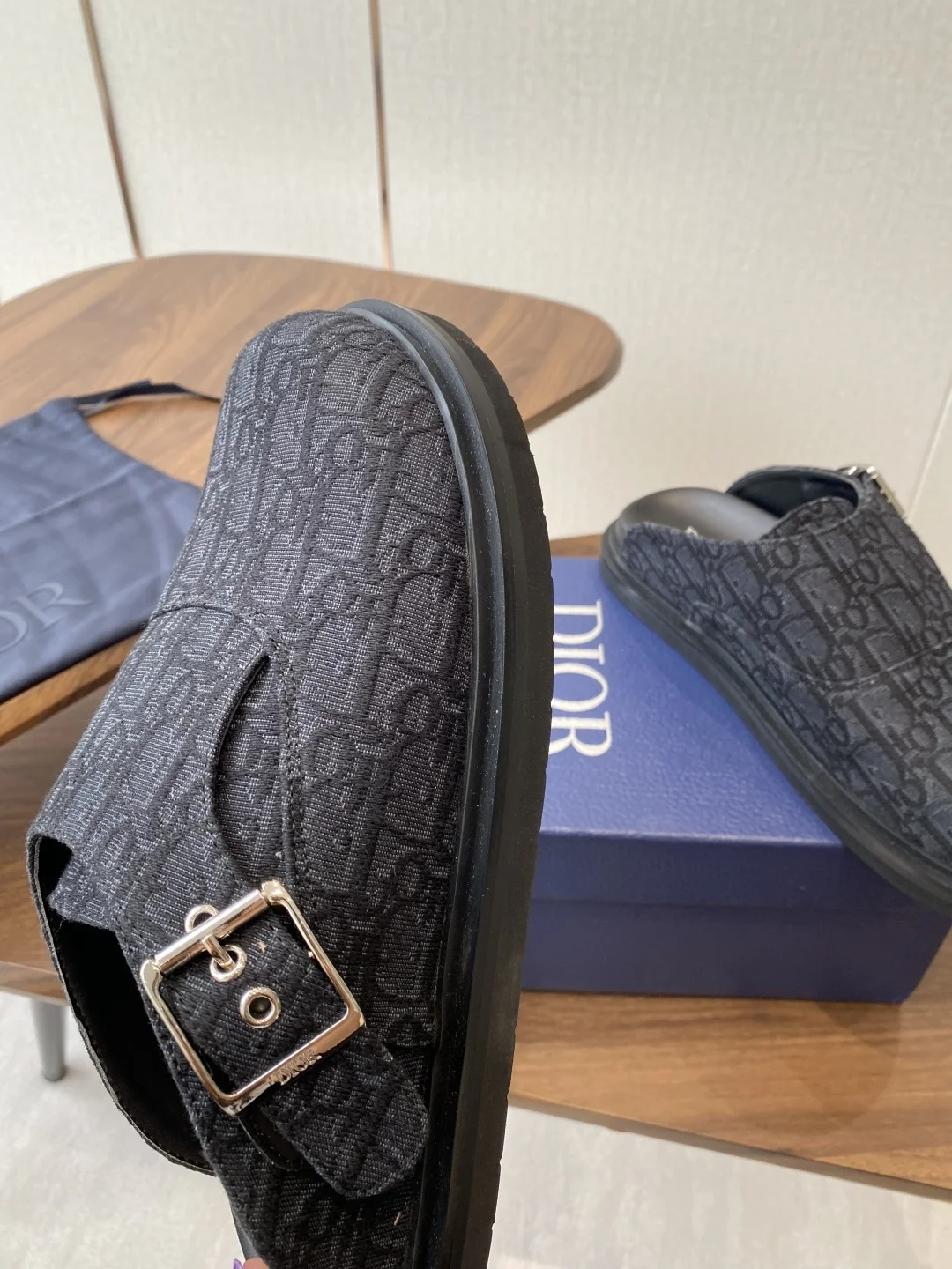 Dior 25ss Spring/Summer Latest Men s Ultra-light Foam Sole Closed-toe Slippers - Detail view 6