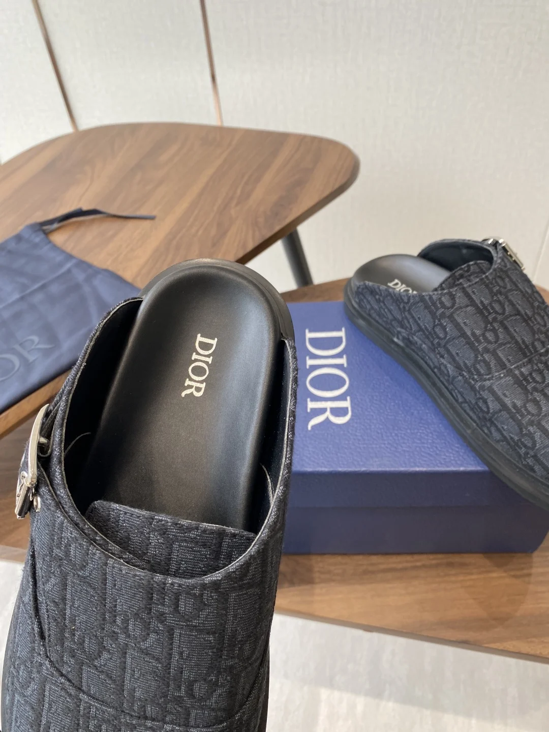 Dior 25ss Spring/Summer Latest Men s Ultra-light Foam Sole Closed-toe Slippers - Detail view 7