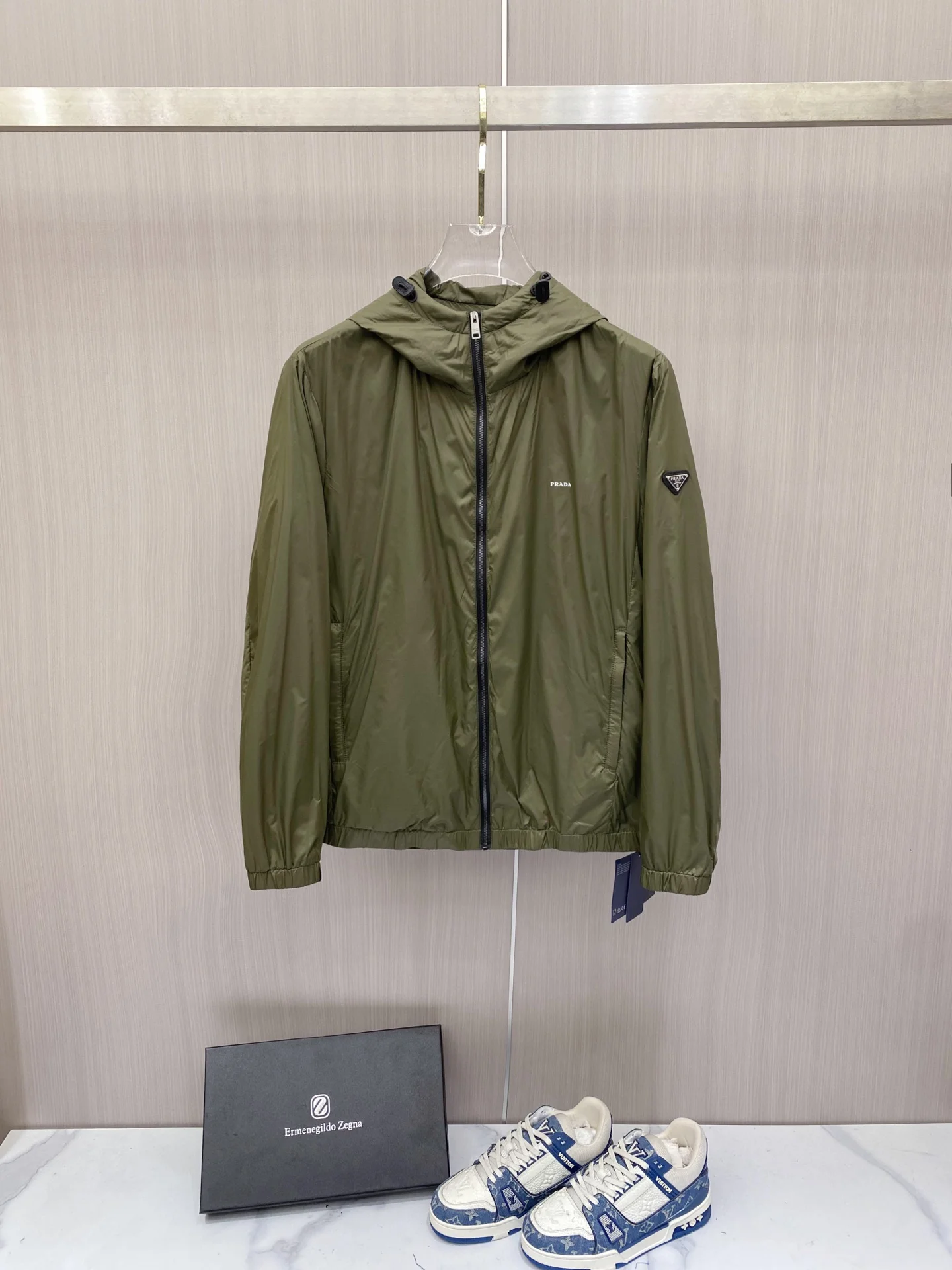 原单外套男装|高仿外套男装|精仿外套男装|一比一外套男装<p> Prada 普拉达 2026ss春季新款连帽夹克外套全高端版本 高定专柜面料辅料 透气舒适度高 细节无可挑剔 做工考究工艺复杂 呈现休闲裁剪 上身版型超赞</p><p>颜色 黑色 绿色</p><p>码数 48-60相当于M-5XL</p>