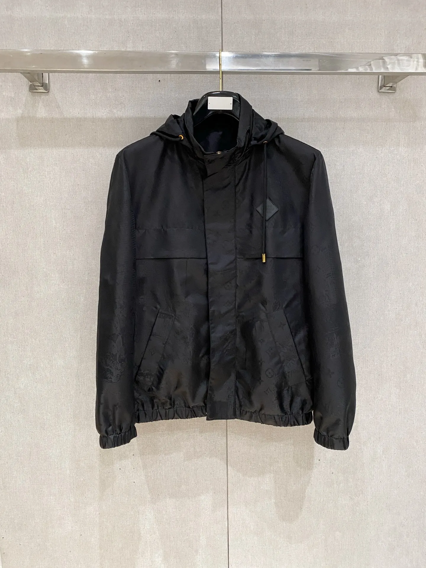原单外套男装|高仿外套男装|精仿外套男装|一比一外套男装<p> Lv 高品质2026秋冬新款夹克外套 秀场新品 品相非常完美 记忆面料舒适保暖 色泽饱满诱人 非常出彩的设计 轻松将时髦感进阶 做工极为考究严谨 走线工整细致 大牌设计师巨作 上身不显臃肿 超级帅气 码数 M 3XL 48-56 </p>