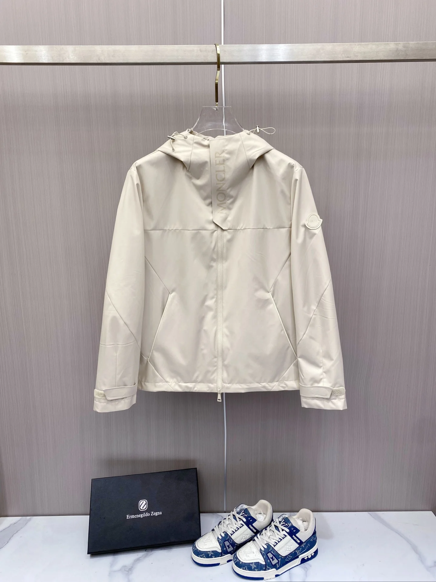 原单外套男装|高仿外套男装|精仿外套男装|一比一外套男装<p> Moncler 蒙口 2026ss春季新款连帽夹克外套</p><p>全高端版本 高定专柜面料辅料 透气舒适度高 细节无可挑剔 做工考究工艺复杂 呈现休闲裁剪 上身版型超赞</p><p>颜色 黑色 米色</p><p>码数 48-58</p>