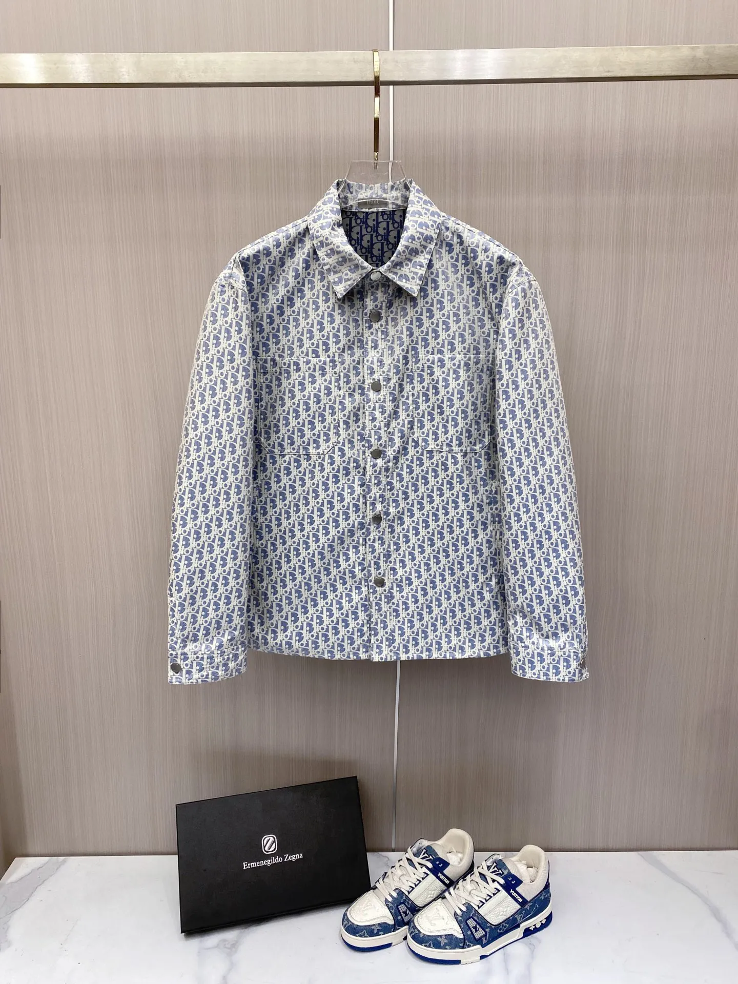 原单外套男装|高仿外套男装|精仿外套男装|一比一外套男装<p> Dior 迪奥 2026ss春季新款翻领夹克外套全高端版本 高定专柜面料辅料 透气舒适度高 细节无可挑剔 做工考究工艺复杂 呈现休闲裁剪 上身版型超赞</p><p>颜色 蓝色</p><p>码数 48-56</p>