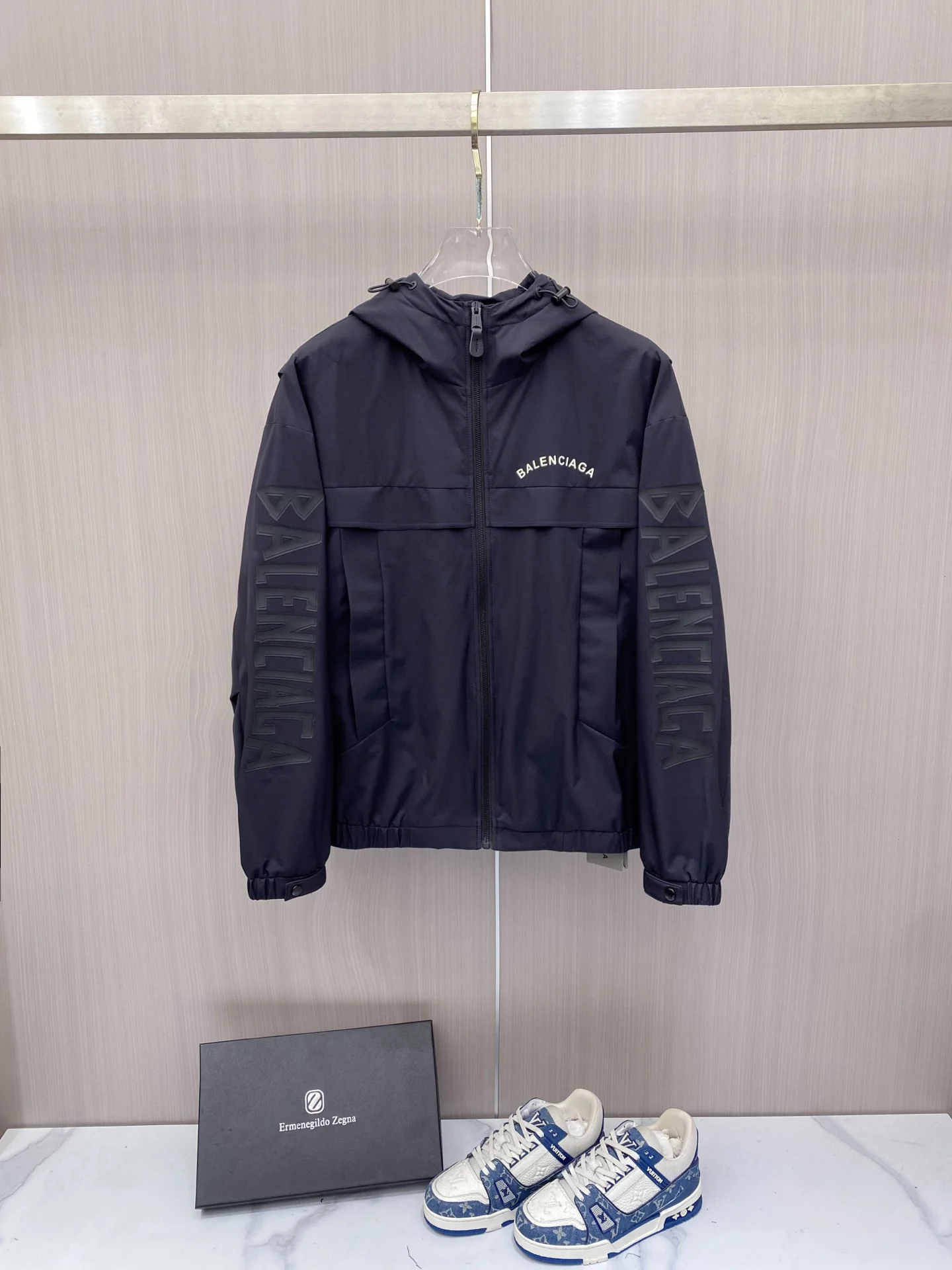 原单外套男装|高仿外套男装|精仿外套男装|一比一外套男装<p> Balenciaga 巴黎世家 2026ss春季新款连帽夹克外套</p><p>全高端版本 高定专柜面料辅料 透气舒适度高 细节无可挑剔 做工考究工艺复杂 呈现休闲裁剪 上身版型超赞</p><p>颜色 黑色 灰色</p><p>码数 48-58</p>
