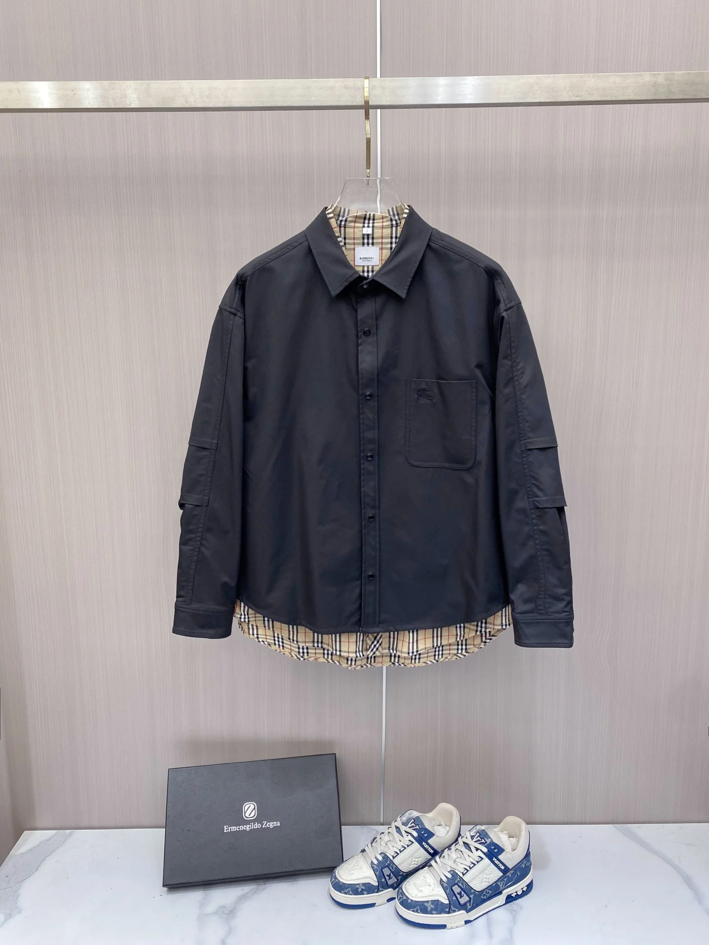 原单外套男装|高仿外套男装|精仿外套男装|一比一外套男装<p> Burberry 巴宝莉 假两件衬衫外套 2026ss春季新款夹克外套全高端版本 高定专柜面料辅料 透气舒适度高 细节无可挑剔 做工考究工艺复杂 呈现休闲裁剪 上身版型超赞</p><p>颜色 黑色</p><p>码数 48-56</p>