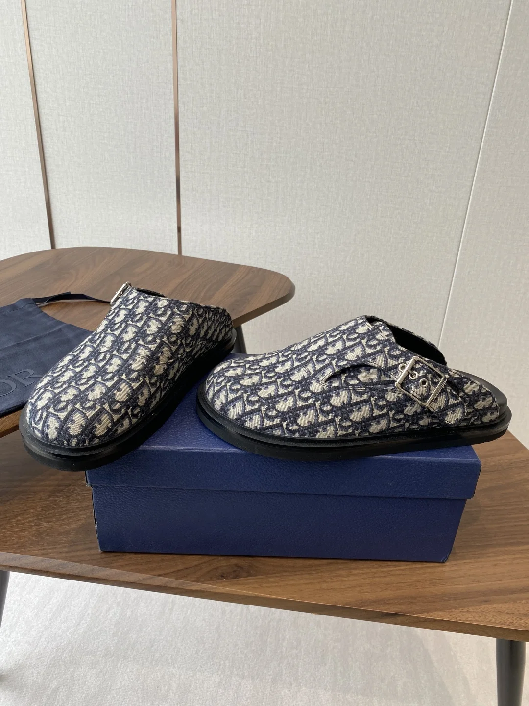 Dior 25ss Spring/Summer Latest Men s Ultra-light Foam Sole Closed-toe Slippers - Detail view 4