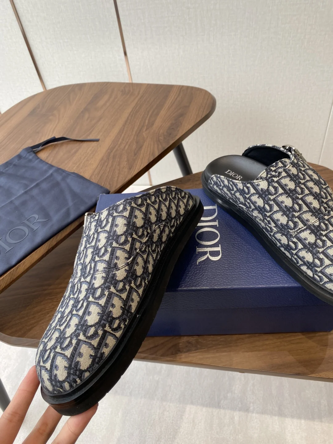 Dior 25ss Spring/Summer Latest Men s Ultra-light Foam Sole Closed-toe Slippers - Detail view 5