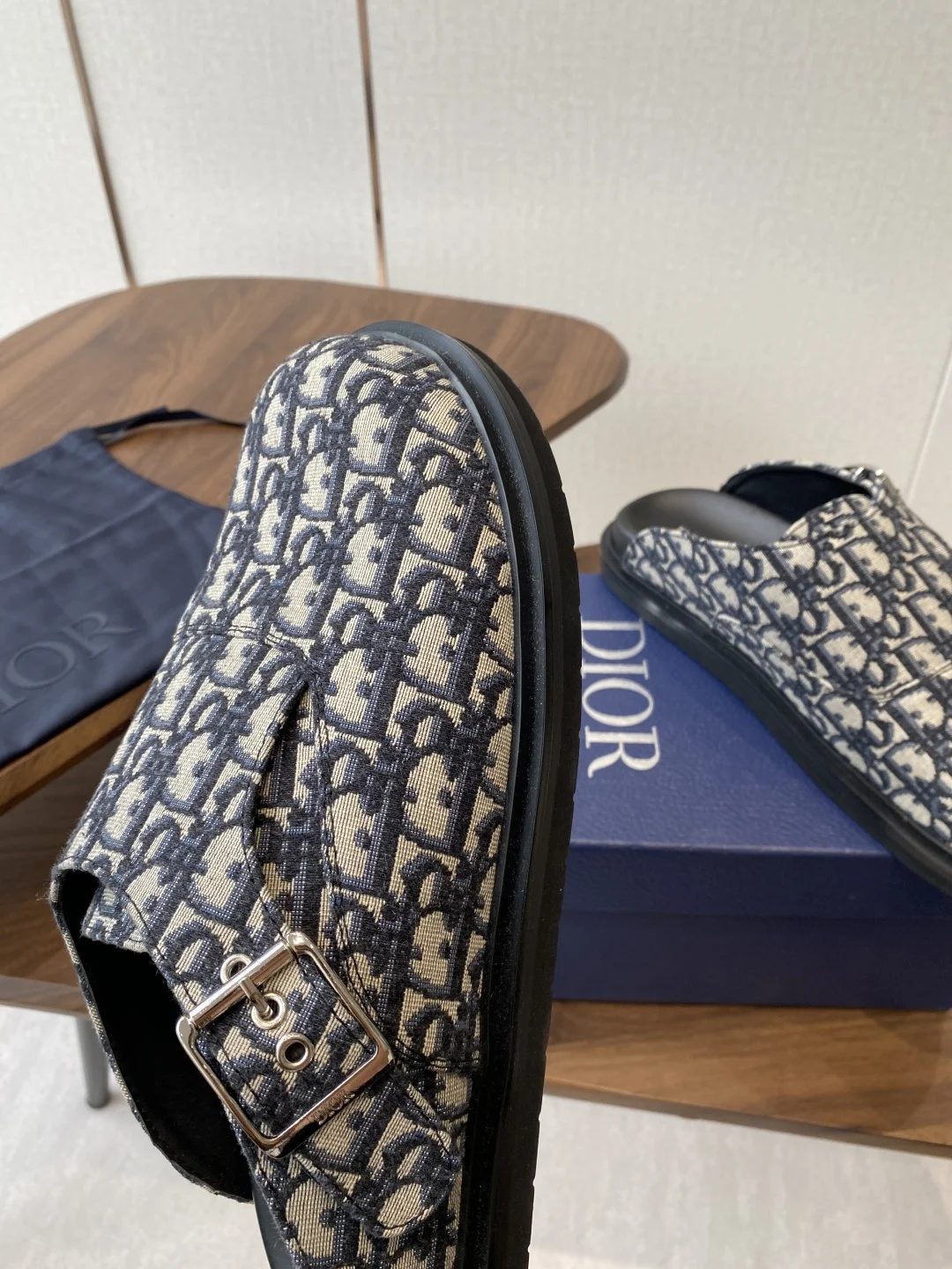 Dior 25ss Spring/Summer Latest Men s Ultra-light Foam Sole Closed-toe Slippers - Detail view 6